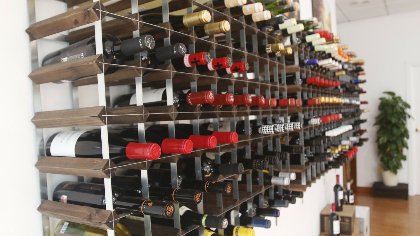 Un rincón de la vinoteca Tierra de vinos.