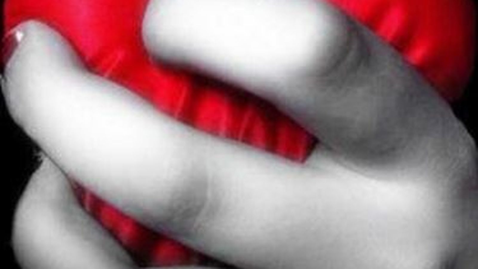 Una mano en el corazón.