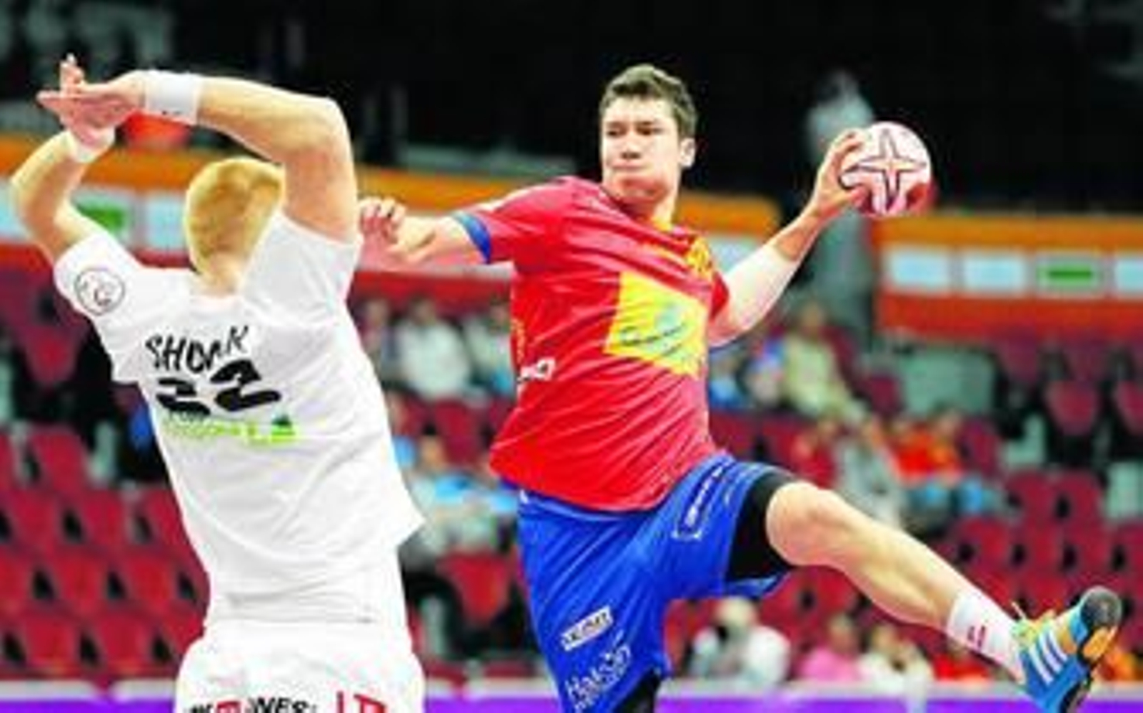 Álex Dujshebaev se dispone a lanzar a suspensión ante el intento de bloqueo del bielorruso Shumak. Álex Dujshebaev se dispone a lanzar a suspensión ante el intento de bloqueo del bielorruso Shumak.