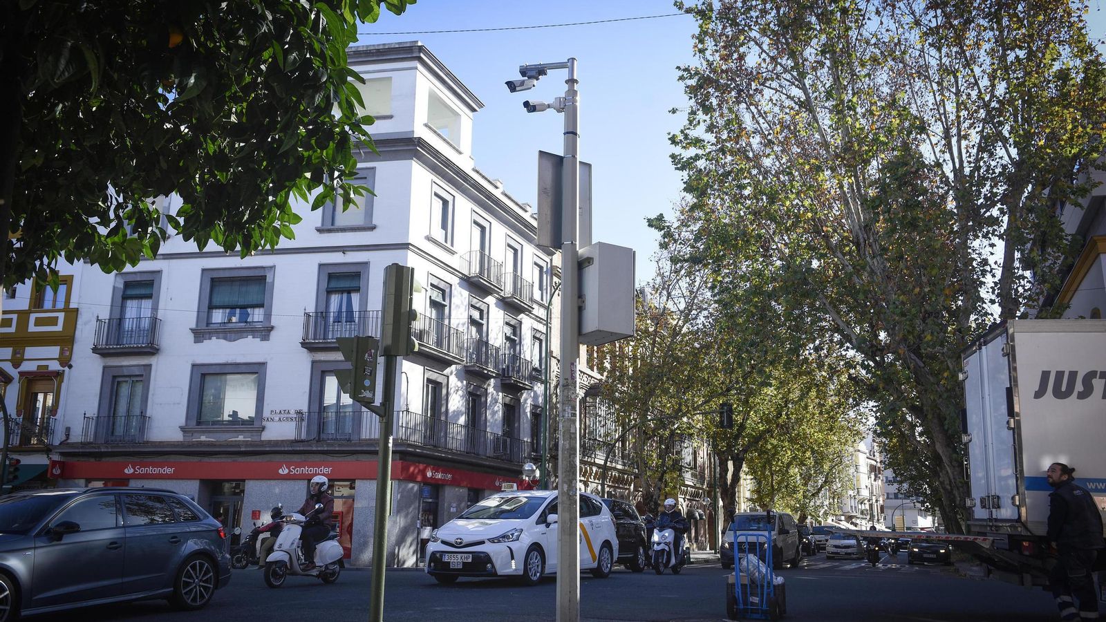 El acceso al centro por la Puerta de Carmona.