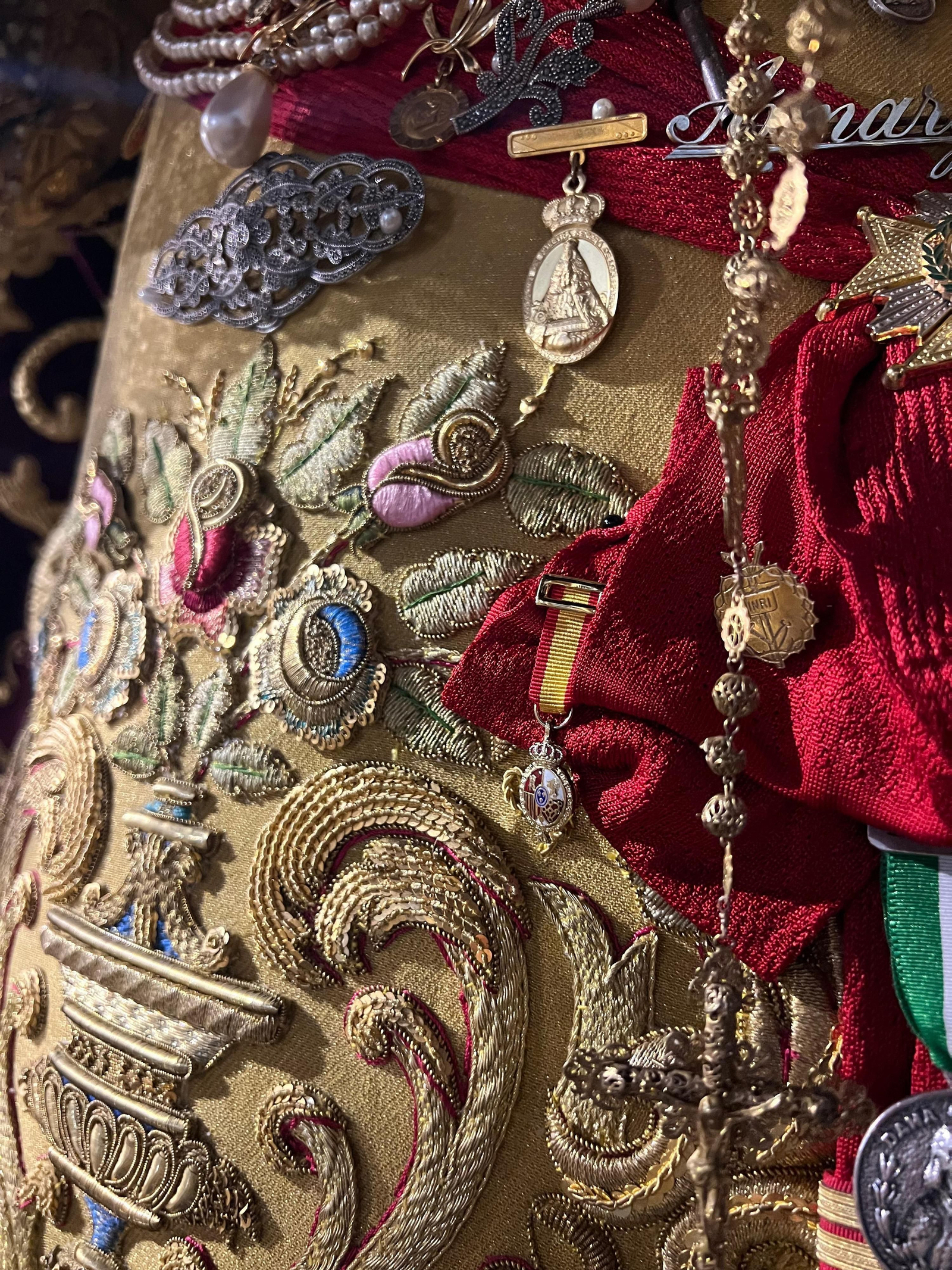 La medalla del Congreso ha sido colocada en el fajín de la Virgen de la Amargura. La medalla del Congreso ha sido colocada en el fajín de la Virgen de la Amargura.