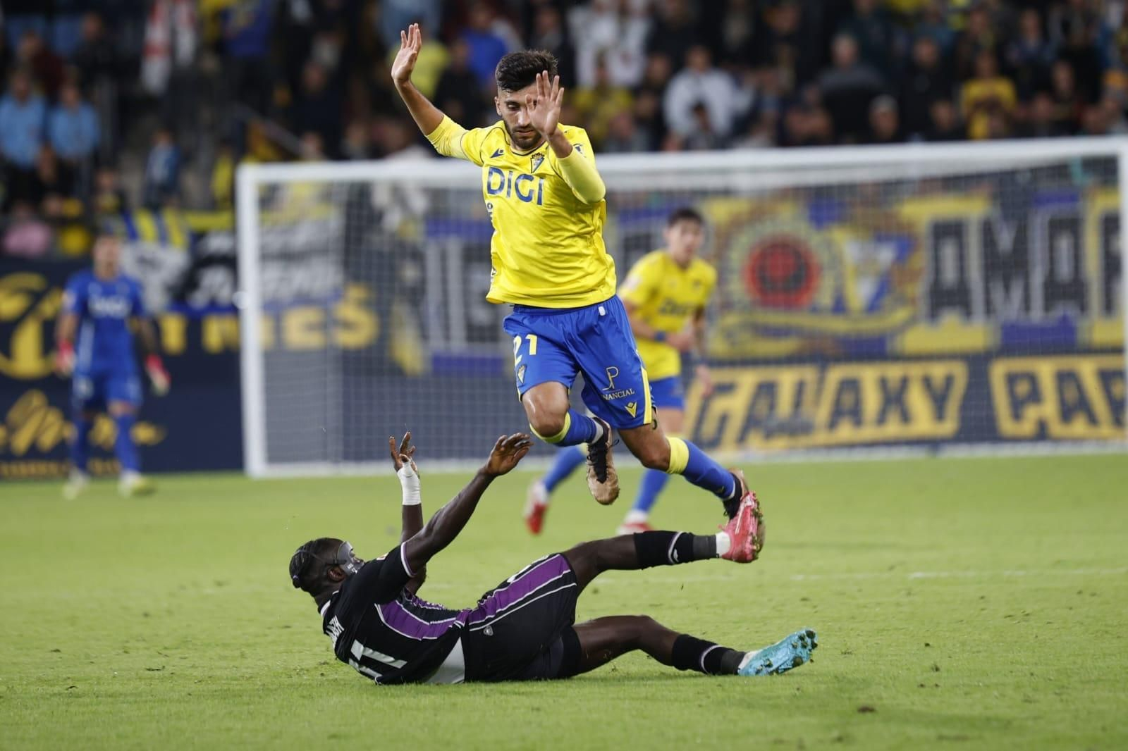 Climent salta por encima de un jugador del Valladolid.