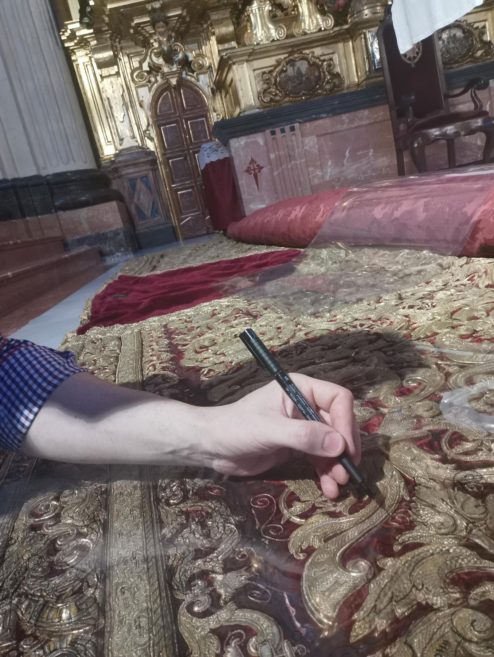 Trabajando sobre el manto de la Virgen del Socorro.