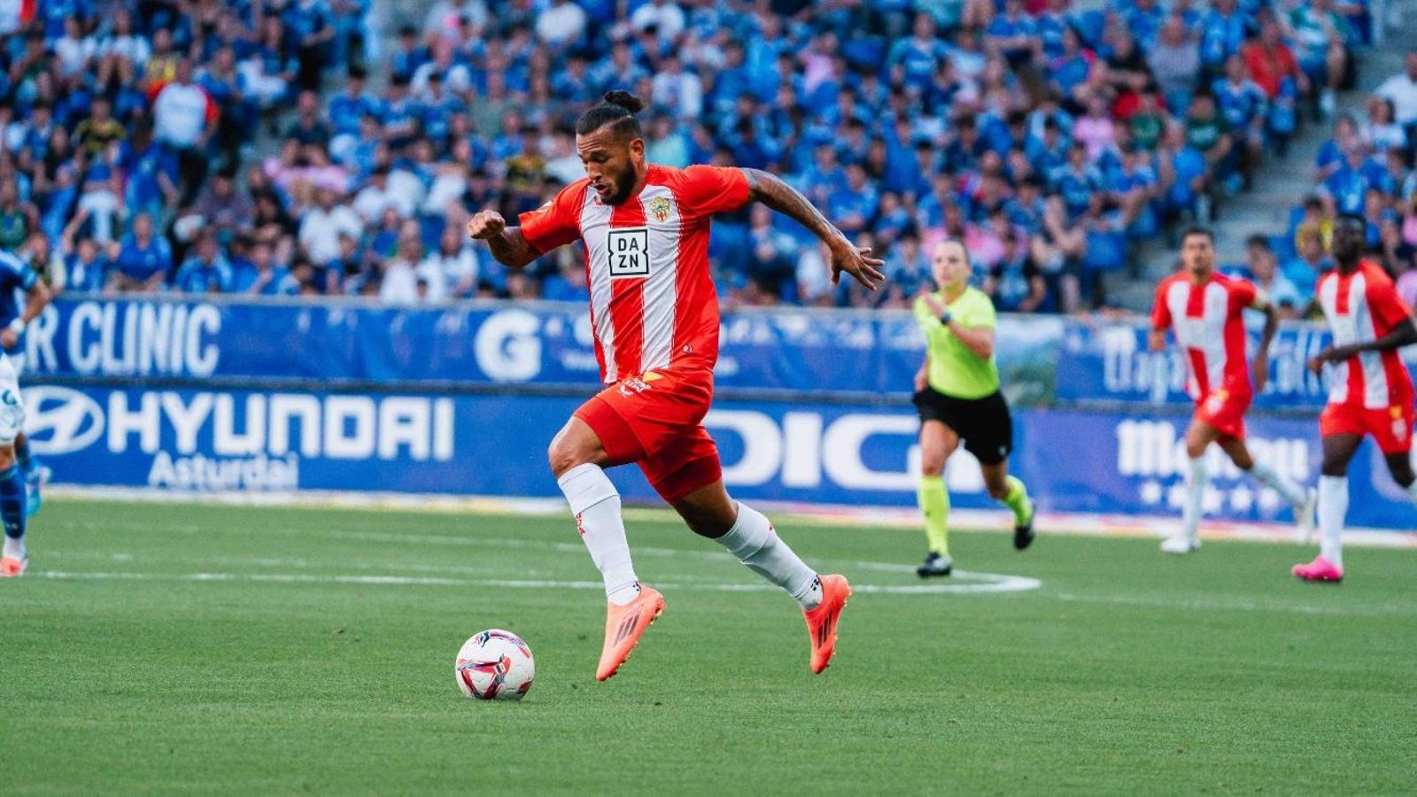 Luis Suárez conduce el balón en el duelo contra el Real Oviedo.