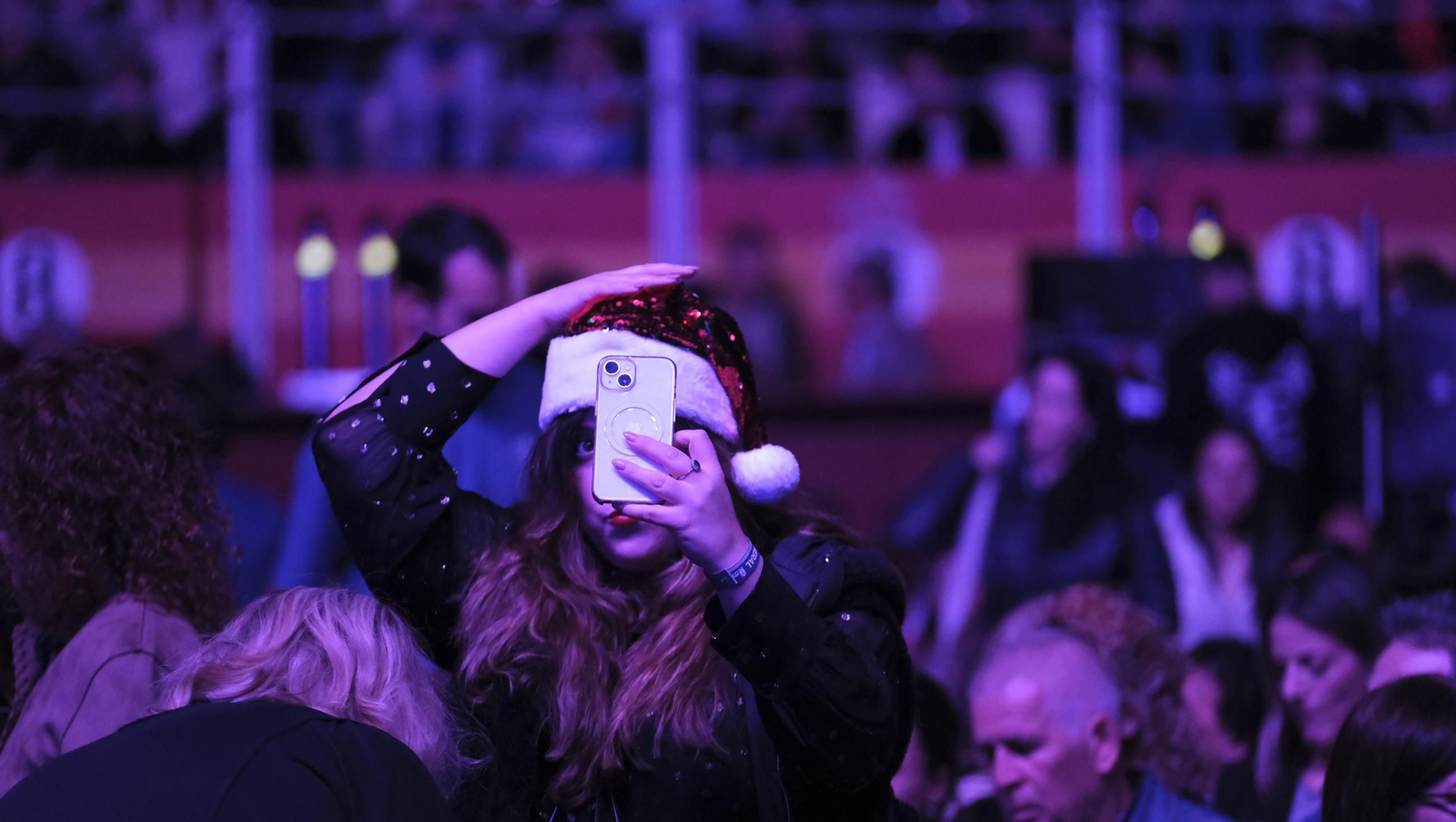 David Bisbal enamora a su Almería en el inicio de la gira 'Todo es Posible en Navidad', en fotografías