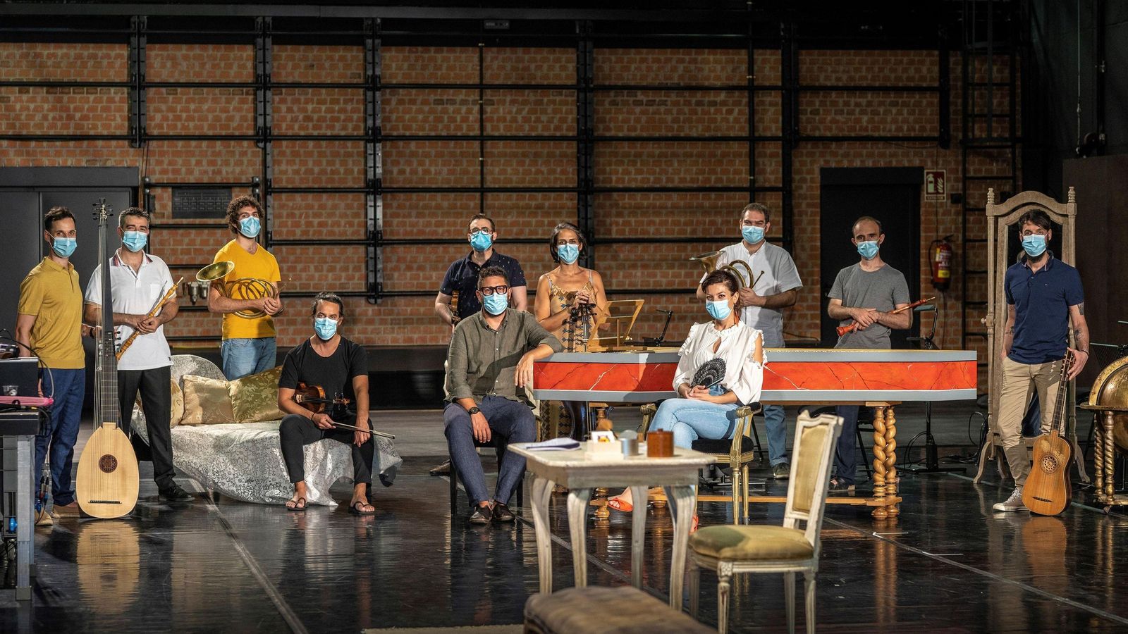 Todo el elenco del montaje, en una imagen antes de su estreno en San Lorenzo de El Escorial.