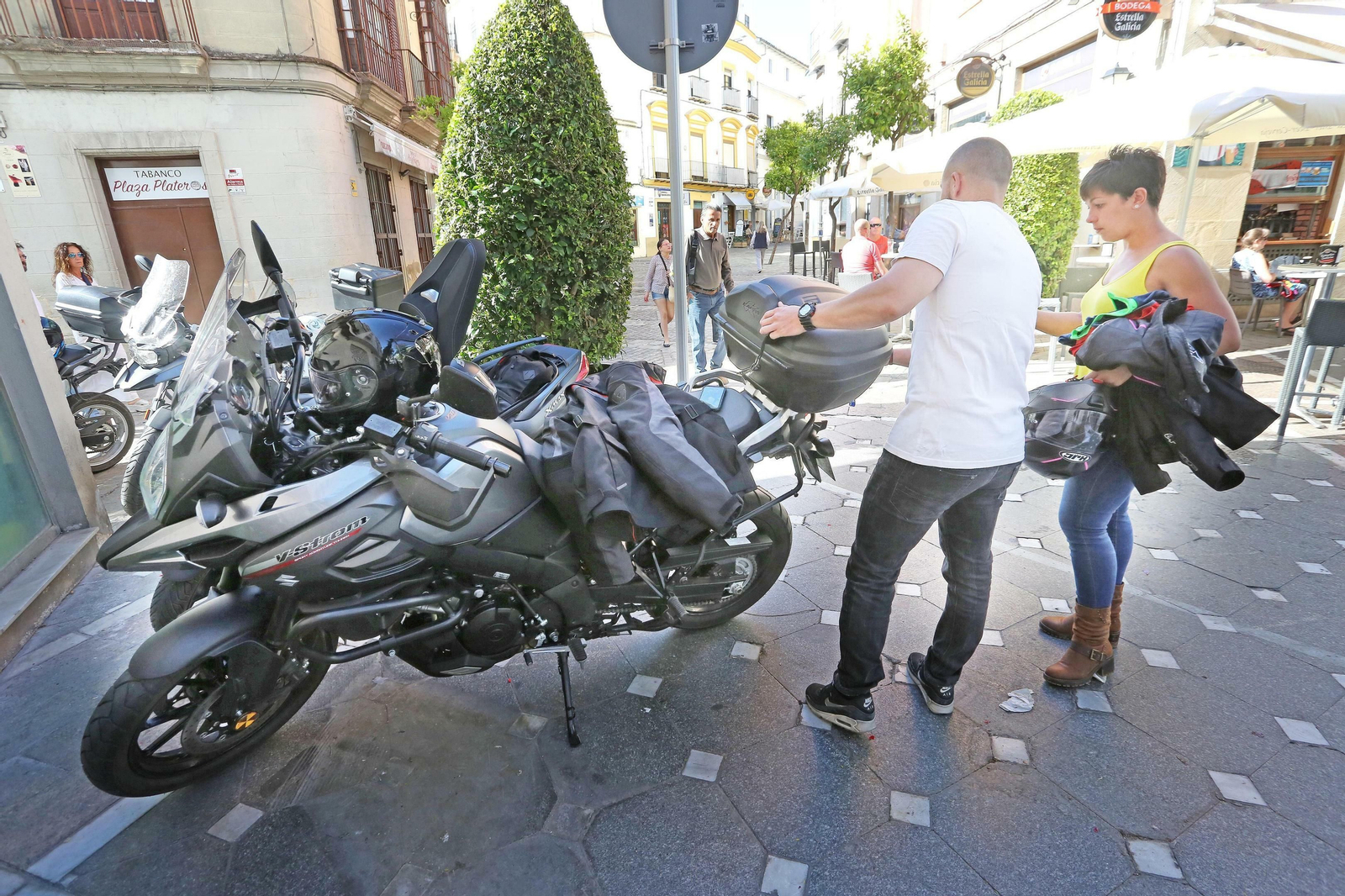 Una pareja de moteros, este domingo, en la plaza Plateros.
