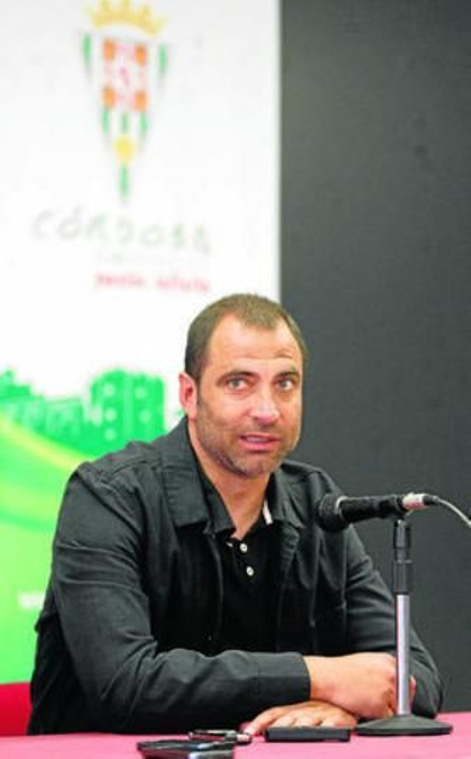Juan Eduardo Esnáider, durante la rueda de prensa conjunta con Carlos González para su ratificación. Juan Eduardo Esnáider, durante la rueda de prensa conjunta con Carlos González para su ratificación.