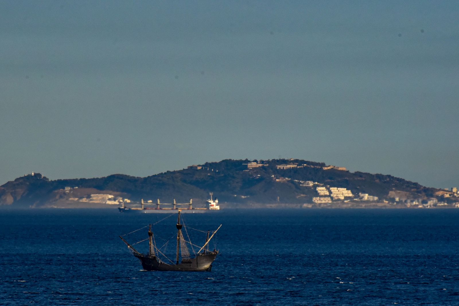 La 'Nao Victoria' navega por el estrecho de Gibraltar el pasado mes de julio.