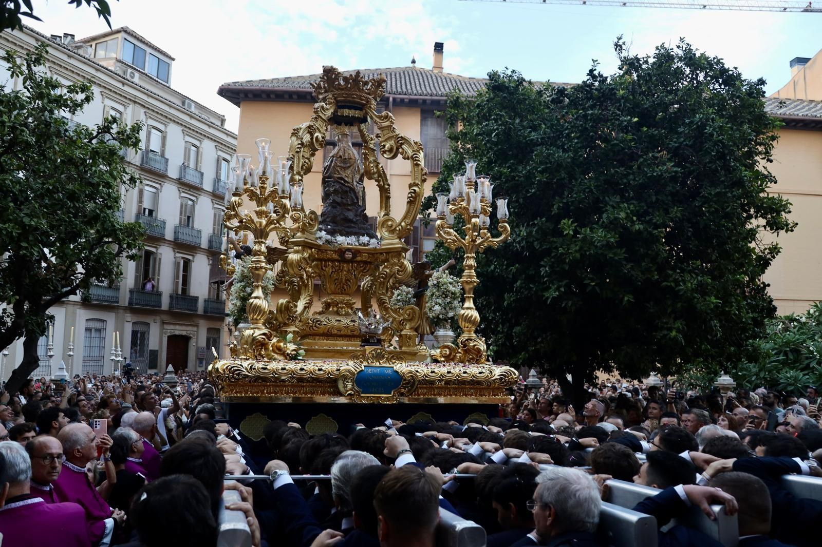 La procesión de la Virgen de la Victoria de Málaga, en imágenes