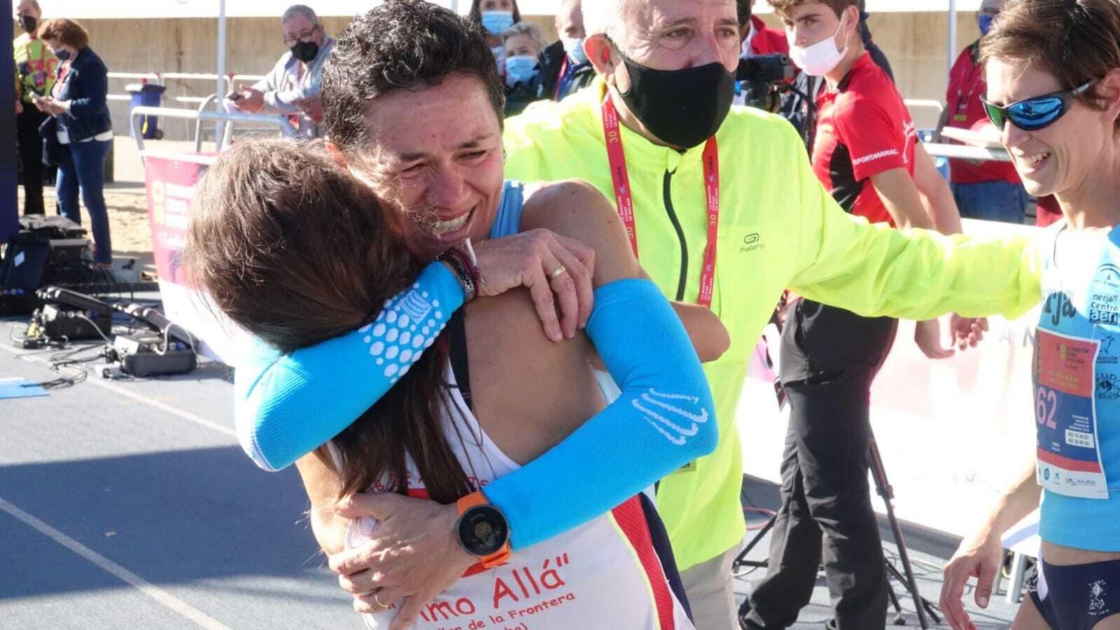Lola Chiclana se abraza con Fátima Ouhaddou.
