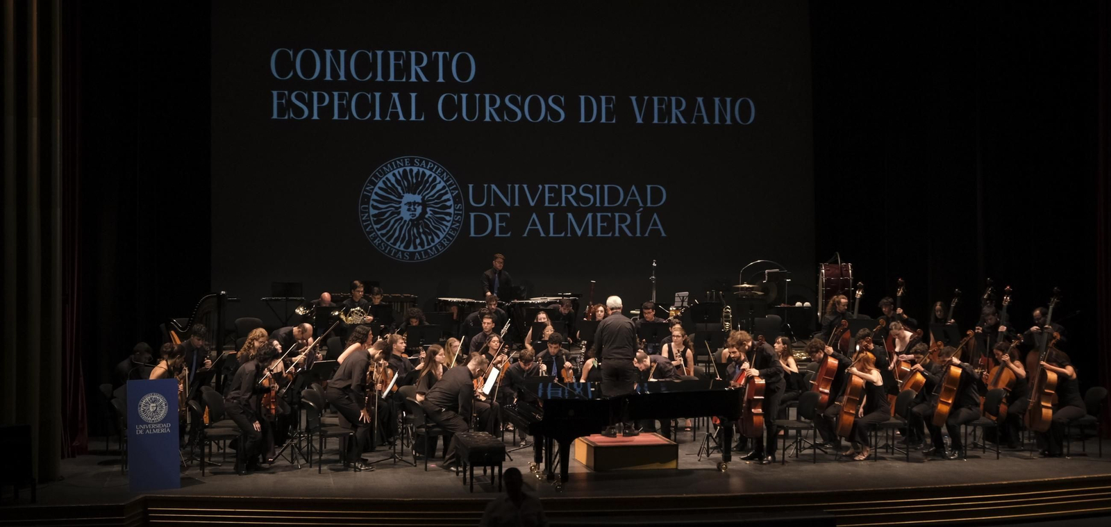 La Orquesta de la Universidad de Almería dirigida por Juan José Navarro durante su actuación en el Auditorio Maestro Padilla.
