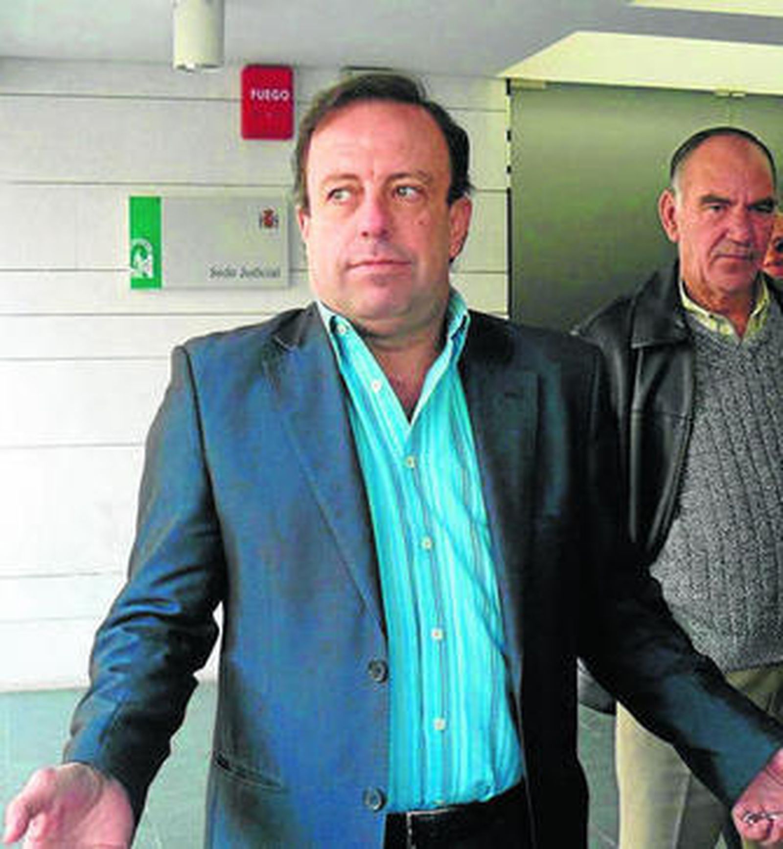 Carlos Sánchez, ex alcalde de Bollullos, saliendo de los juzgados.
