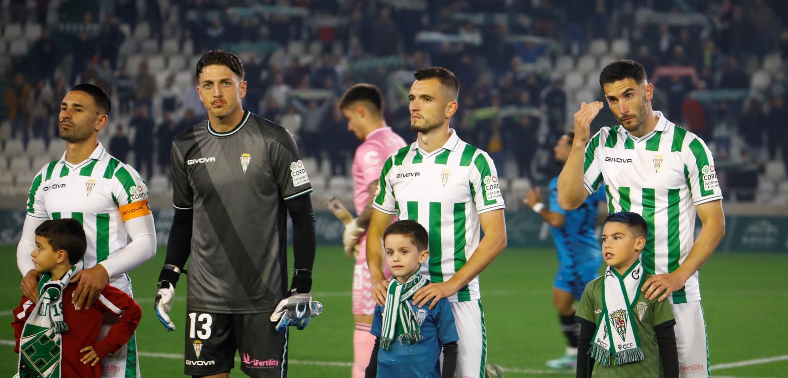 Lapeña posa antes del inicio del partido junto a Kike Márquez, Carlos Marín y Albarrán.