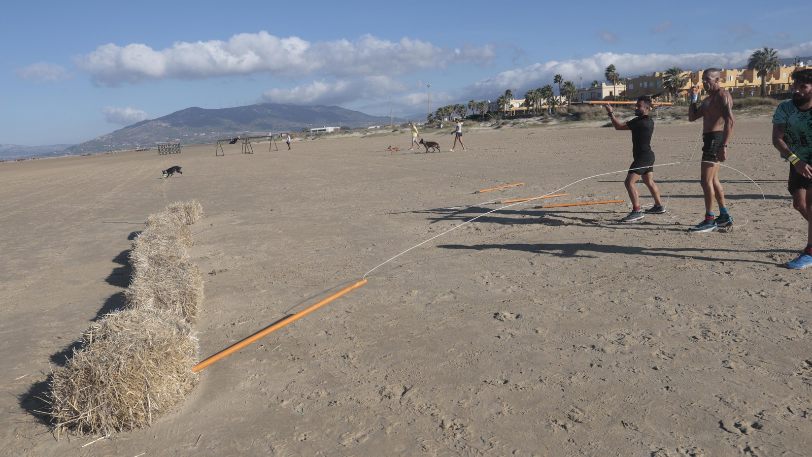 Carrera de obstáculos Adrenaline Race, en la playa de los Lances, en imágenes