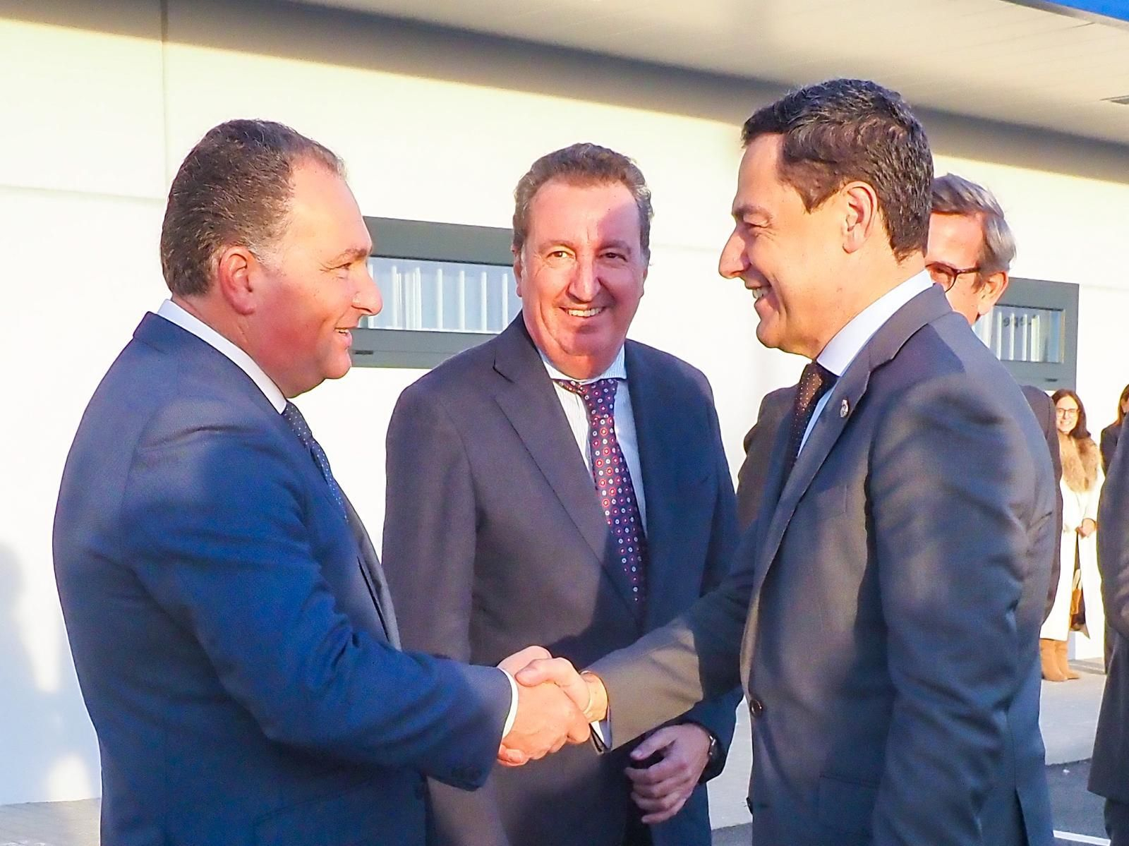 David Toscano saluda a Juanma Moreno ante Manuel Andrés González.