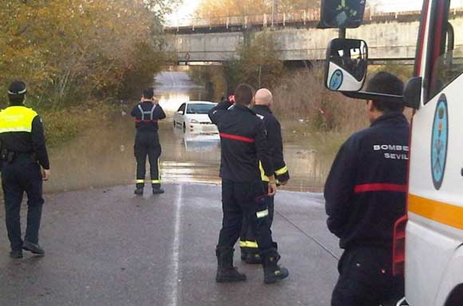 Rescatadas cuatro personas atrapadas en su vehículo por la crecida del Guadalquivir