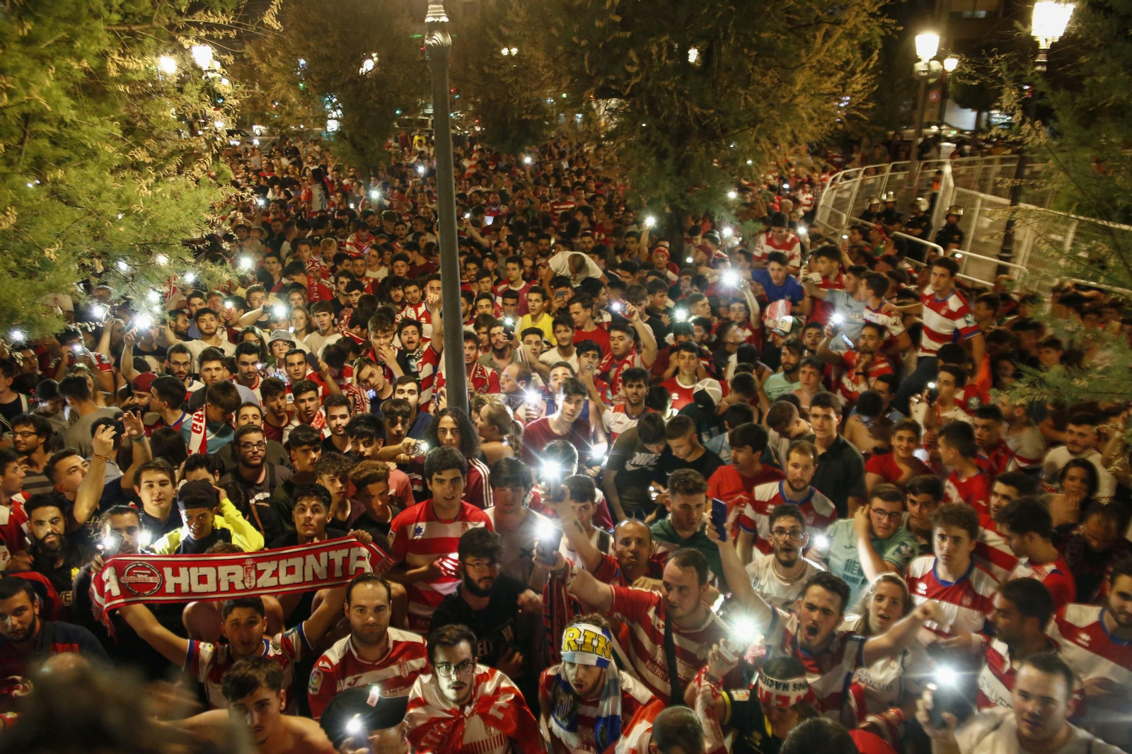 Las mejores imágenes de cómo Granada celebró el ascenso en la Fuente de las Batallas