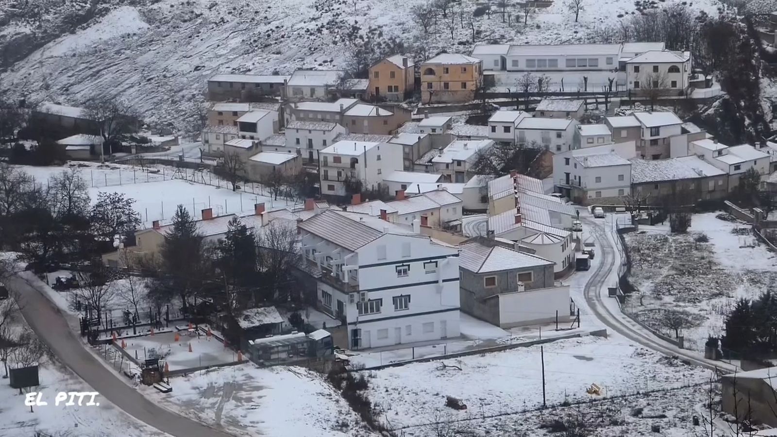 Pontón Bajo cubierto bajo un manto blanco