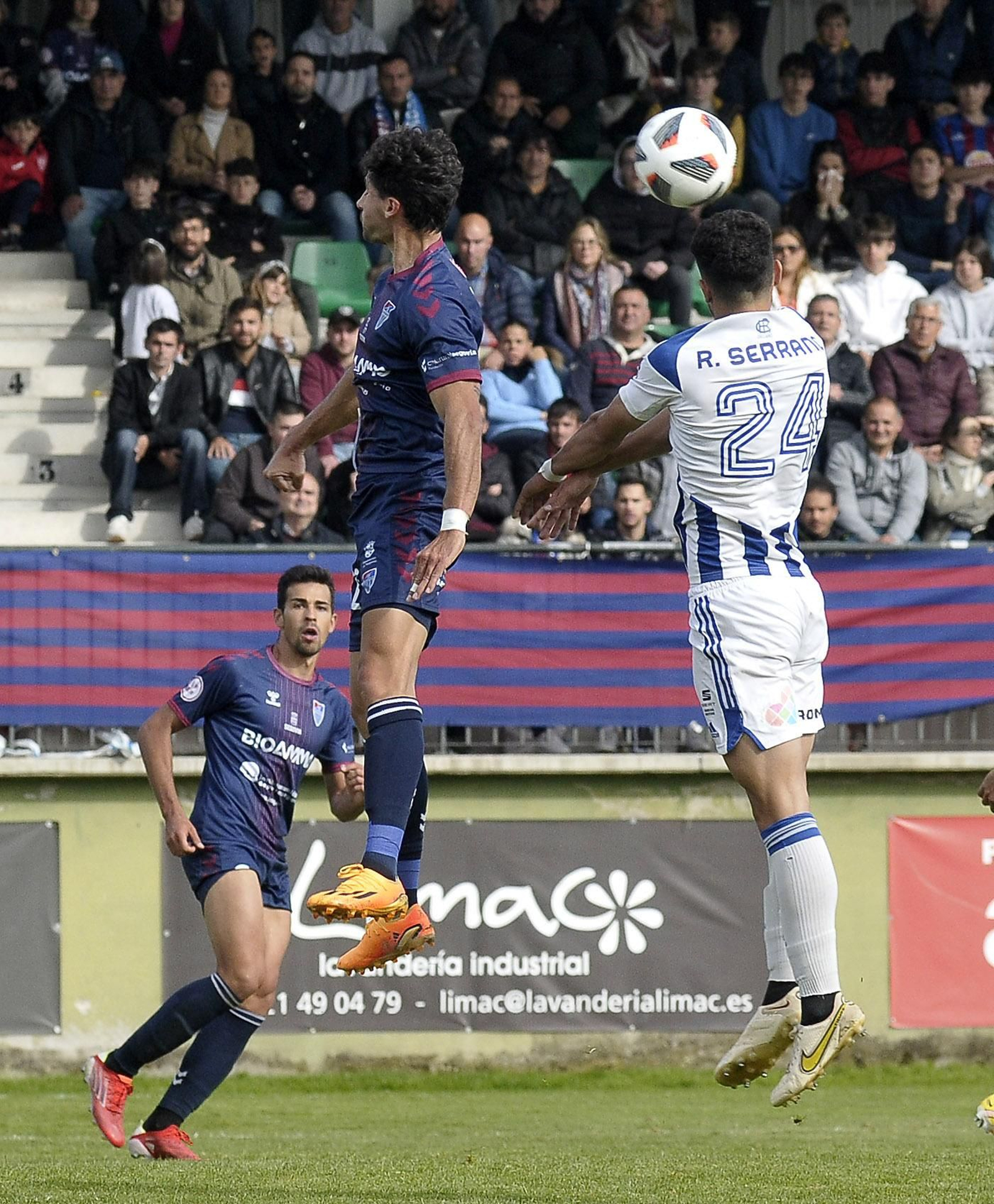 Imágenes del partido entre la Segoviana y el Recre en La Albuera