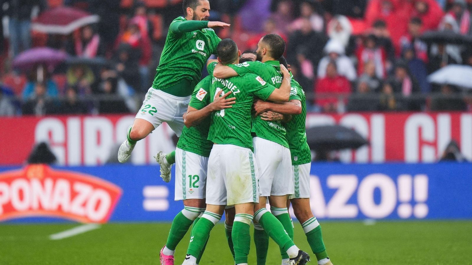 Los jugadores del Betis celebran el gol de Willian José.