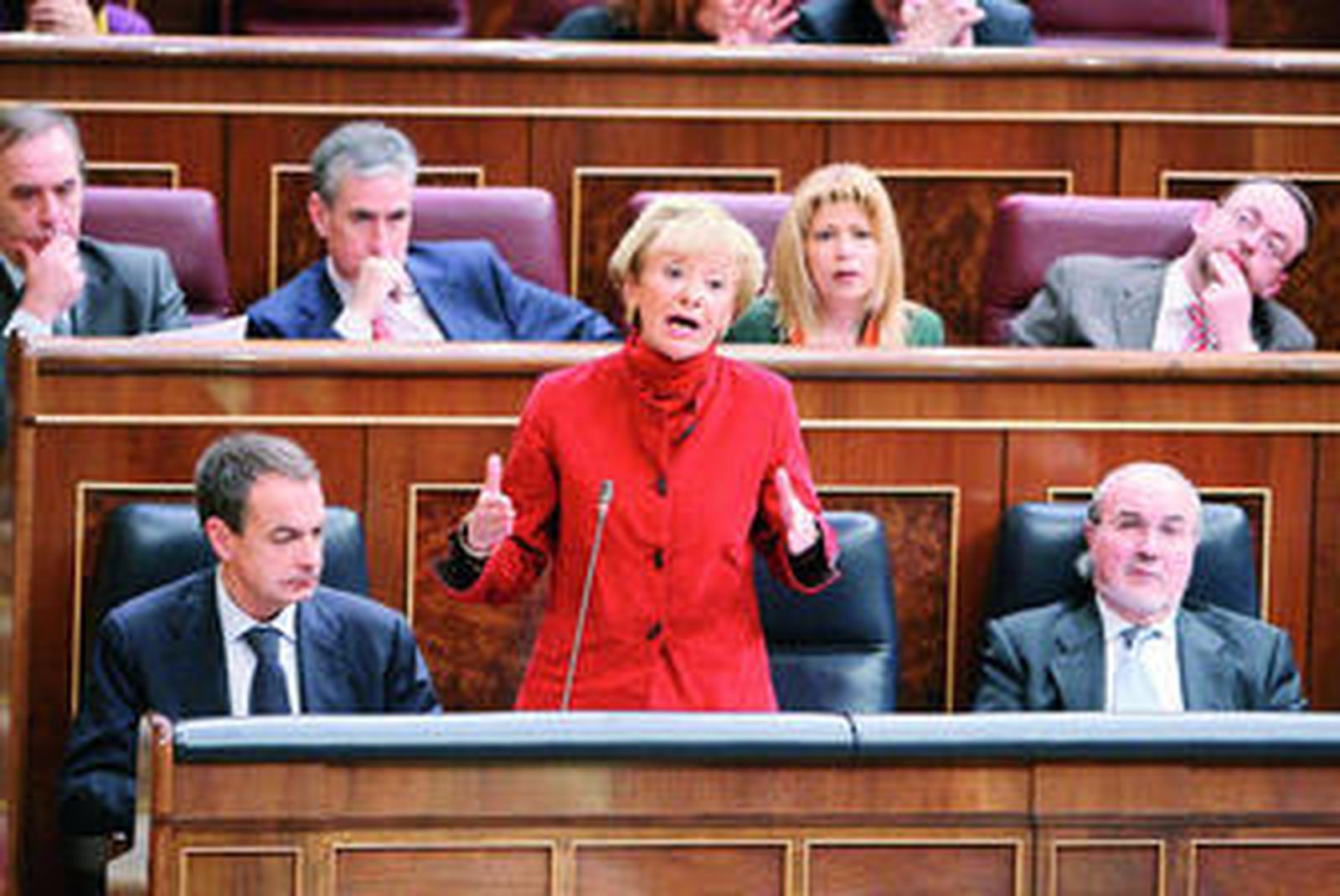 De la Vega interviene en el Congreso flanqueada por Zapatero y Solbes.