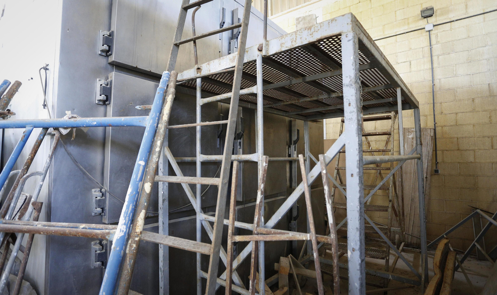 Imágenes del mal estado de los hornos, frigorificos y fosas comunes del cementerio de Sevilla.