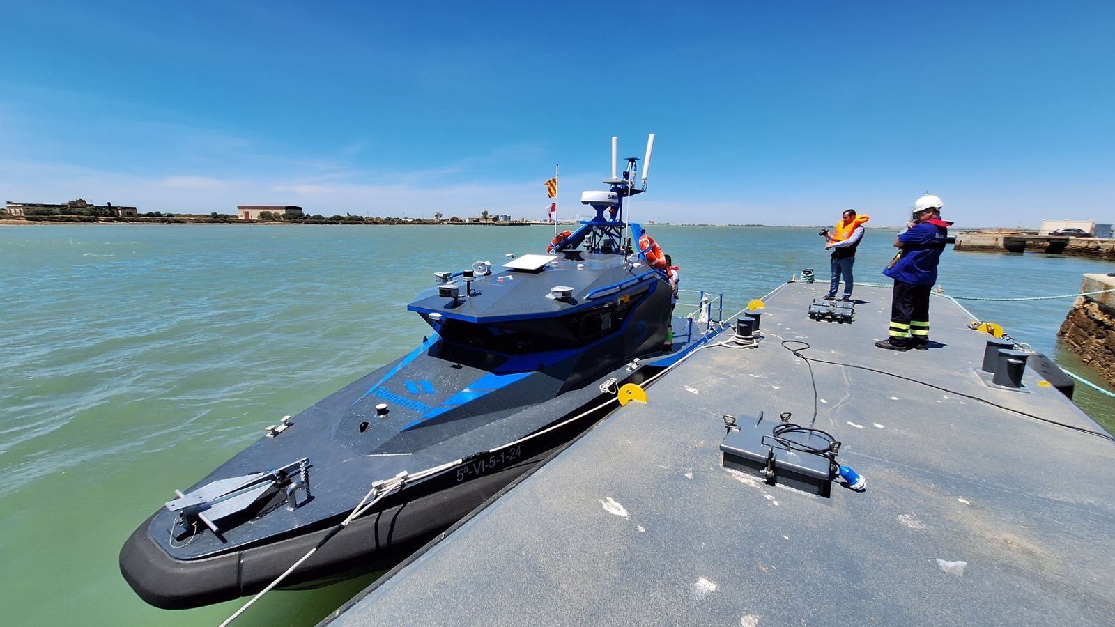 El 'USV Poniente', vehículo no tripulado desarrollado por Navantia Seanergies en las instalaciones de San Fernando, durante unas pruebas en 2024.