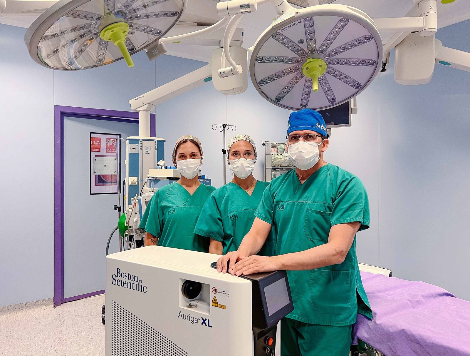 El doctor Blanco con miembros del Servicio.