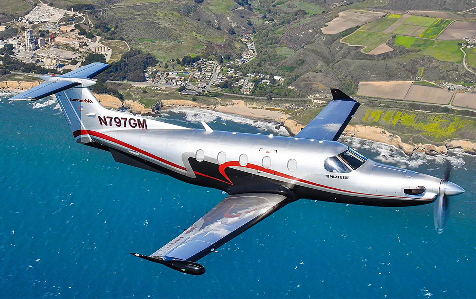 Uno de los modelos de jets de Pilatus en pleno vuelo.