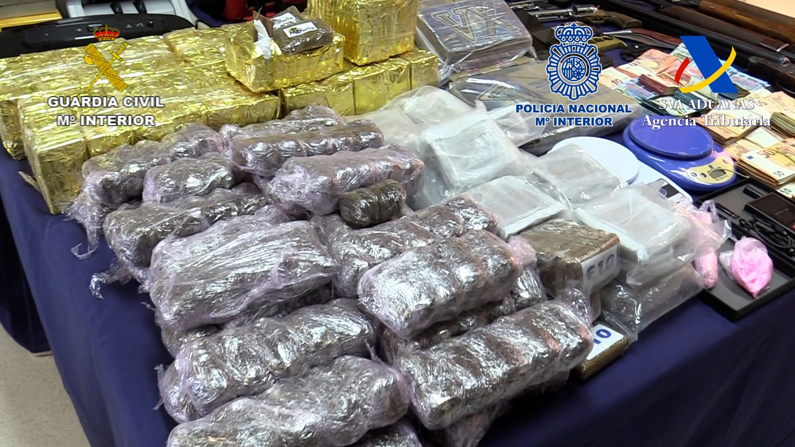 Parte de la droga intervenida a la trama.