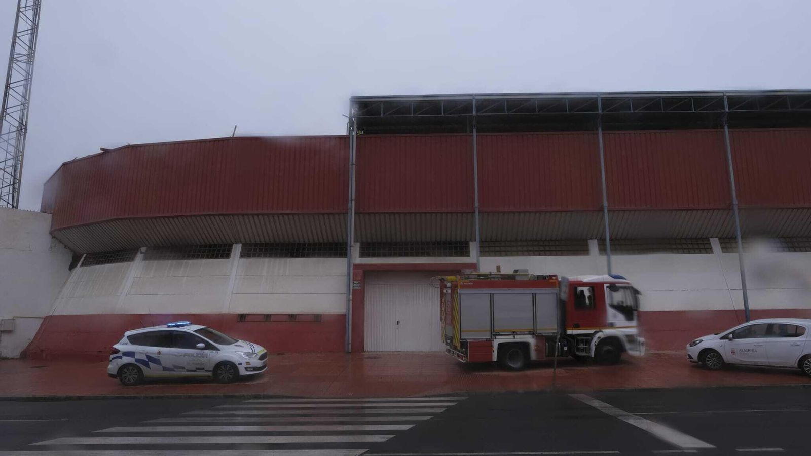 Los bomberos trabajan en la cubierta del Juan Rojas.