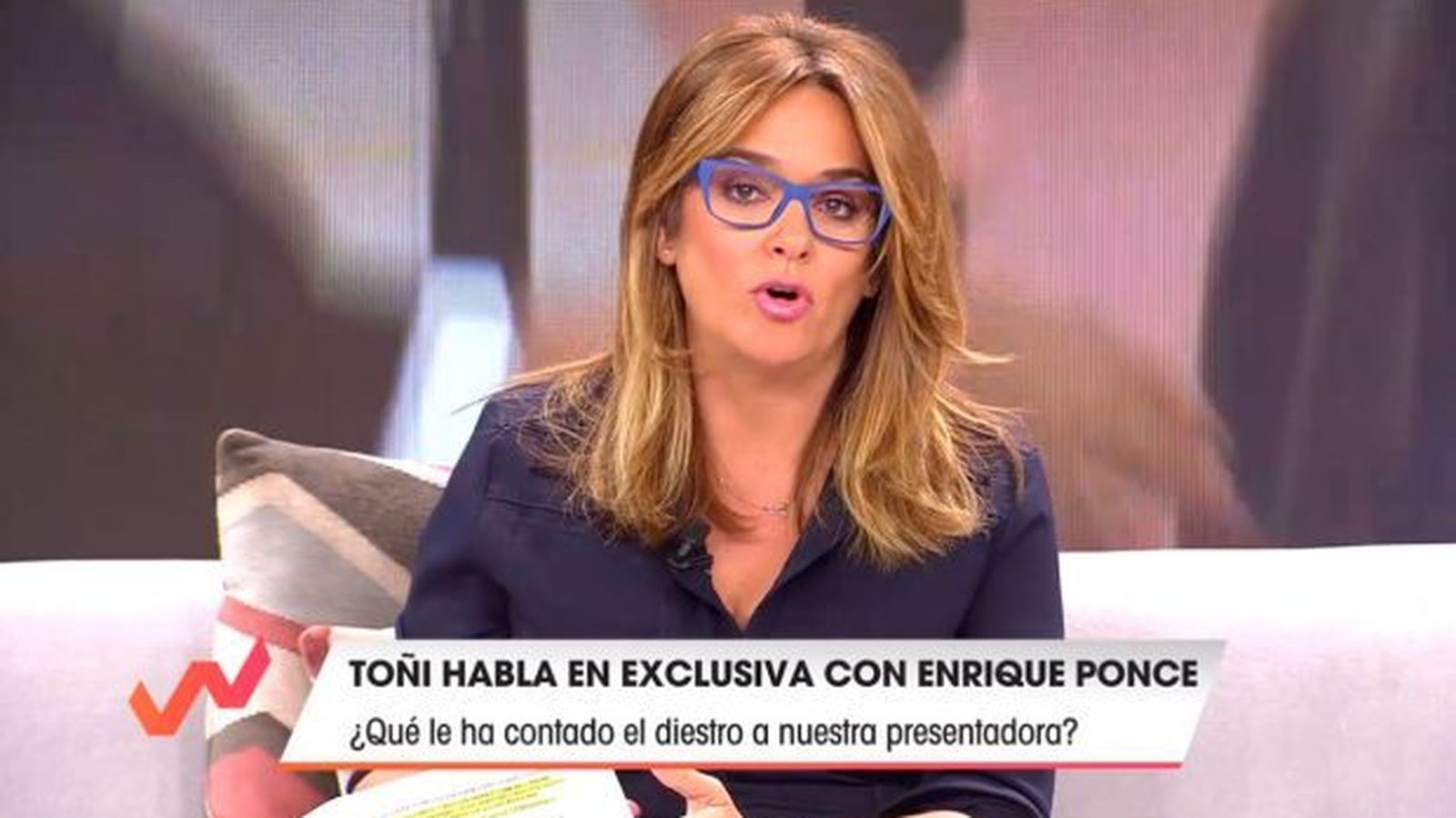 Momento en el que Toñi Moreno lee el comunicado enviado por Enrique Ponce.