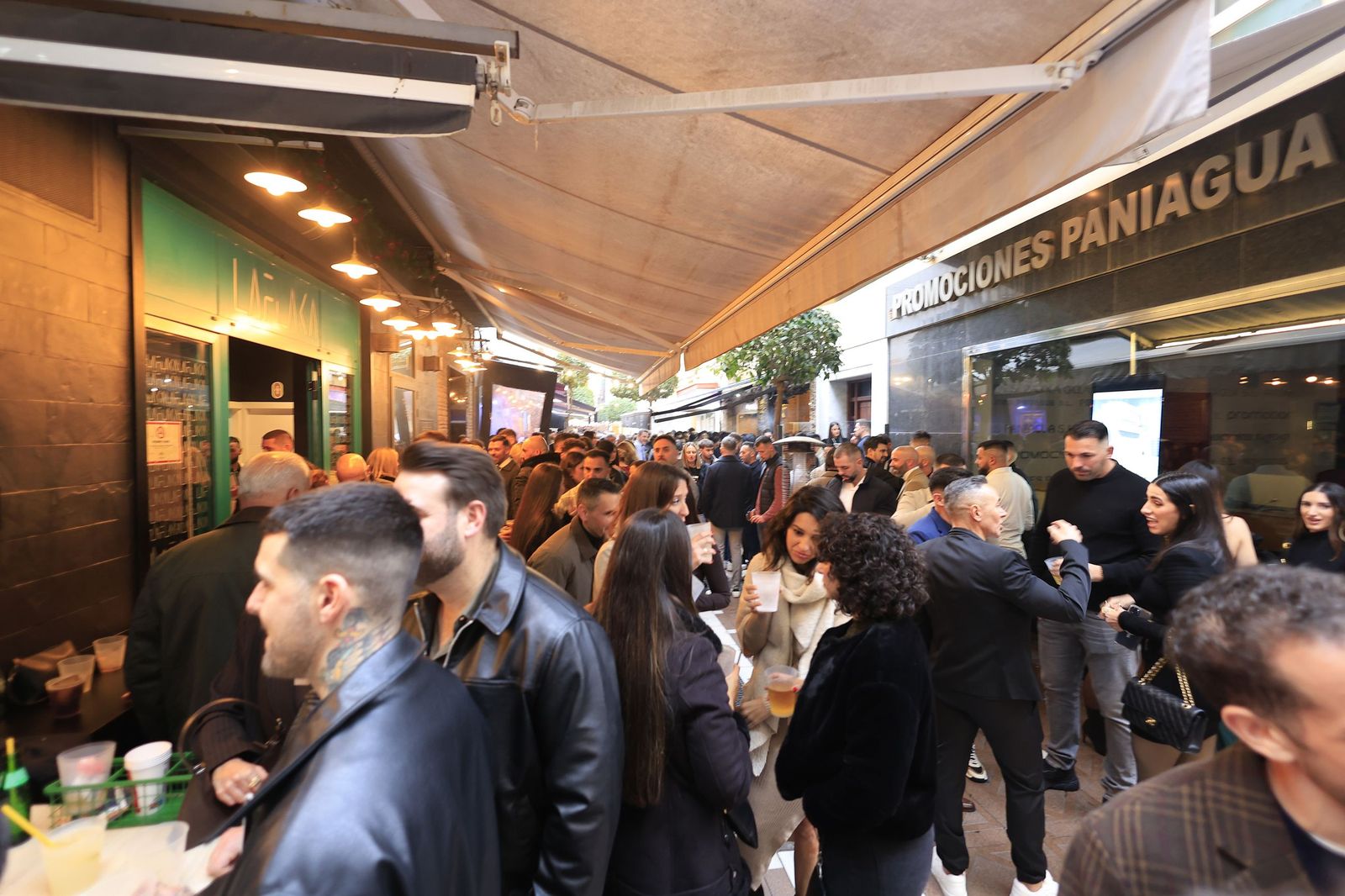 Búscate en las fotos del ambiente en el centro de La Línea antes de la Nochevieja