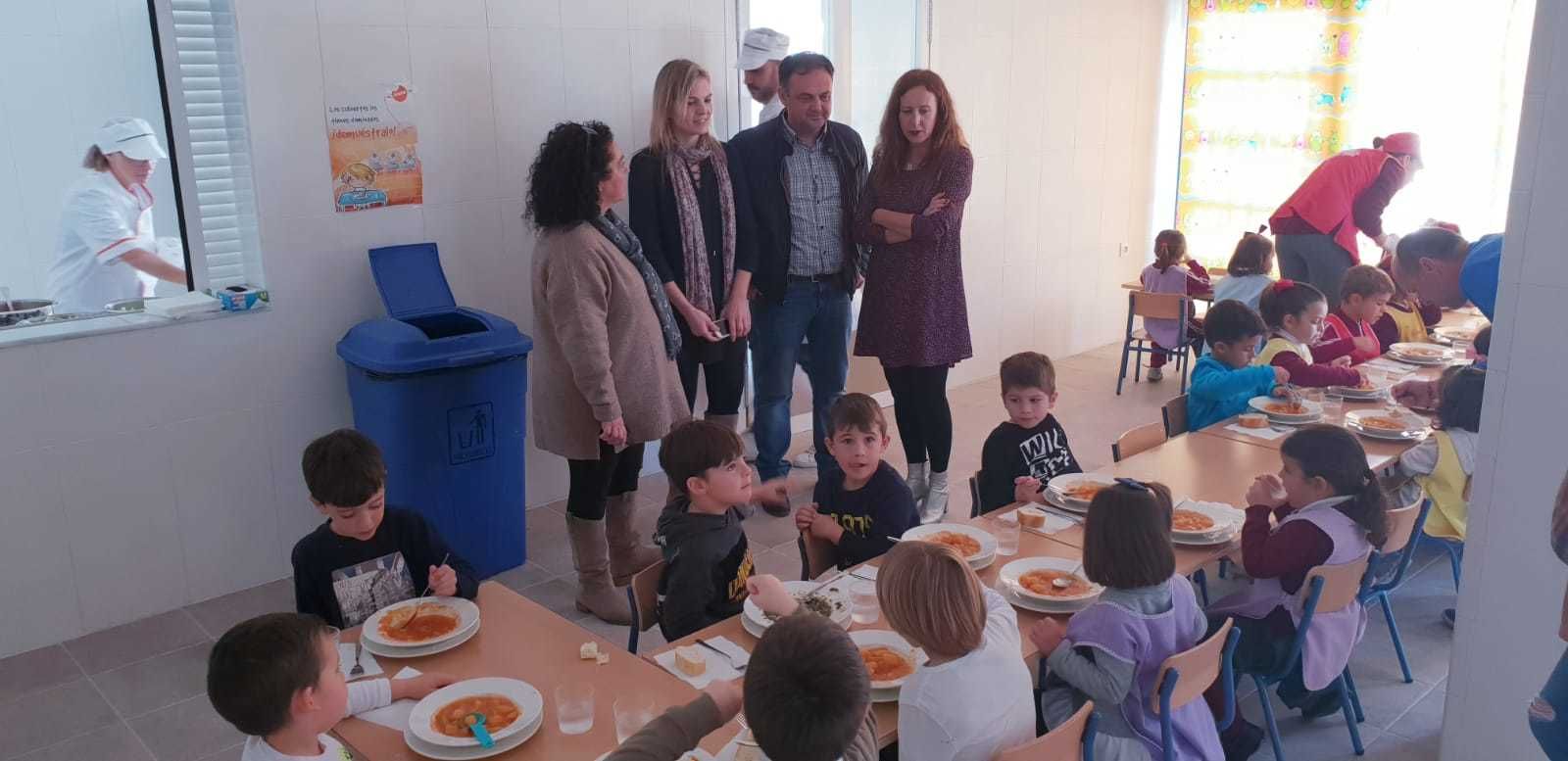 La diputada de Educación y el alcalde en la visita al nuevo comedor escolar.