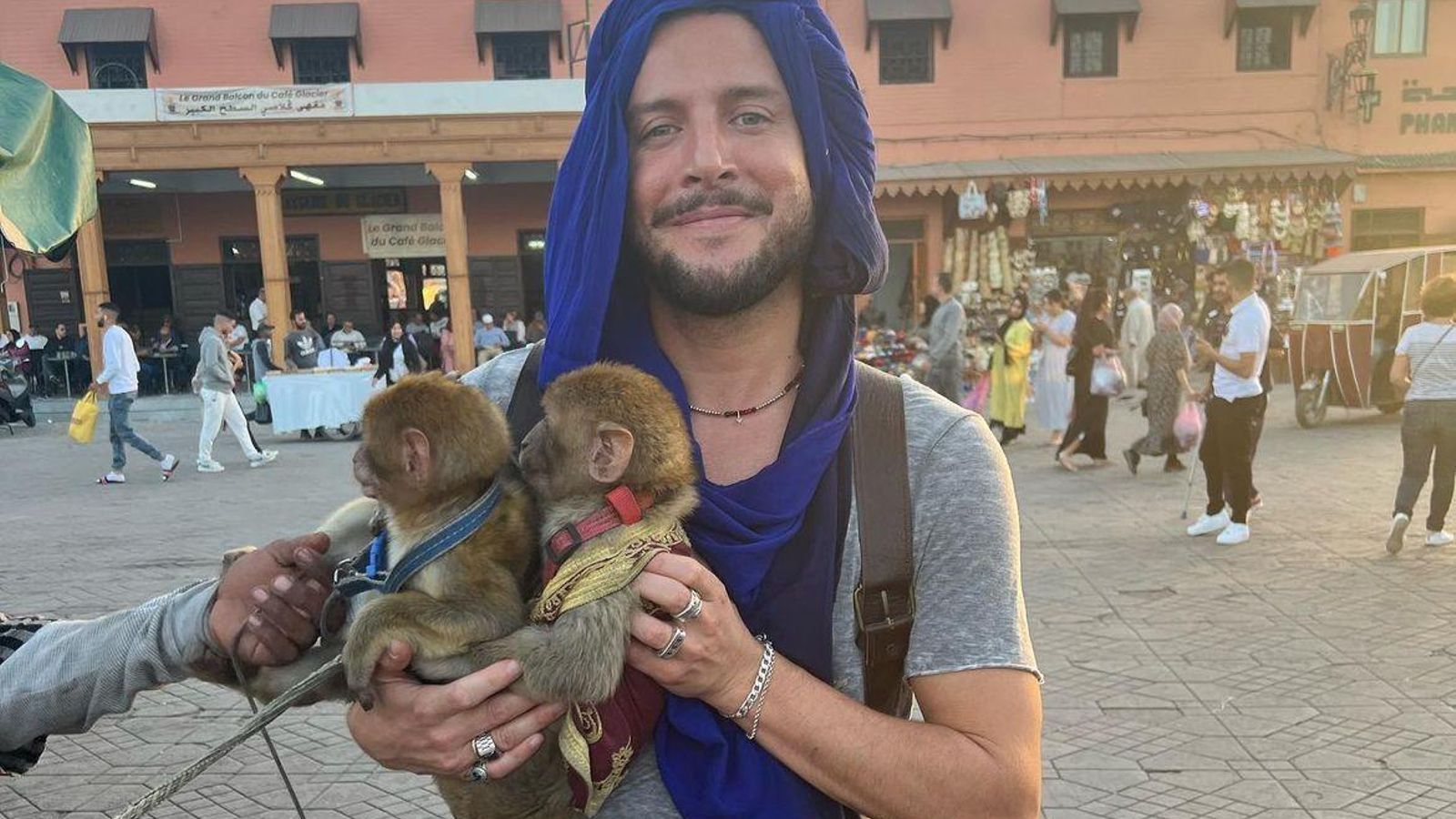 El artista isleño en Jemaa el-Fna El artista isleño en Jemaa el-Fna