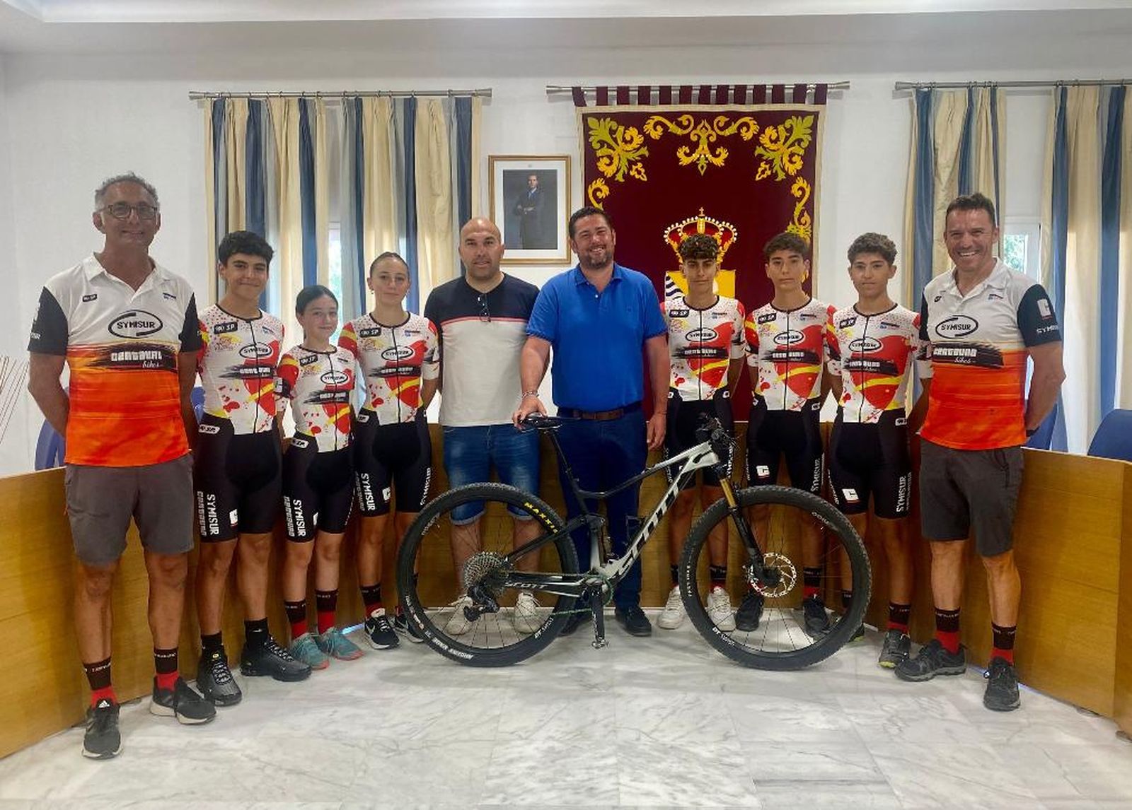 Salvador Ruiz y Diego Galiano, alcalde y delegado de Deportes de Guadalcacín, han recibido a los seis ciclistas que viajan al Europeo.