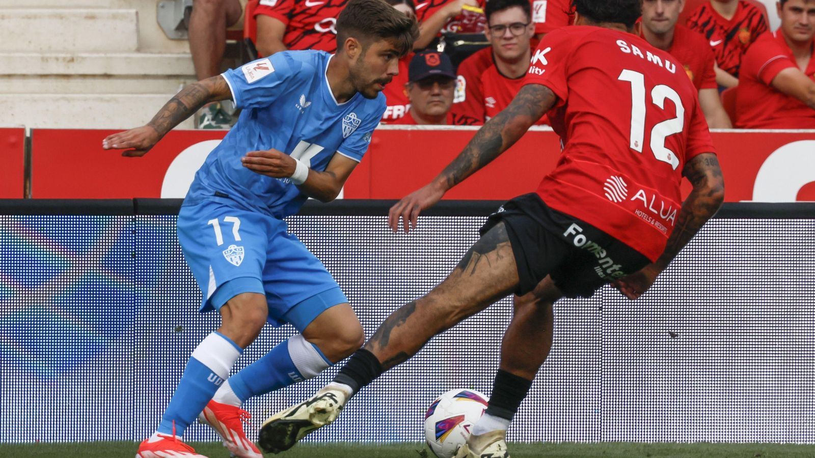 Pozo trata de zafarse de la presión de Samú Costa.