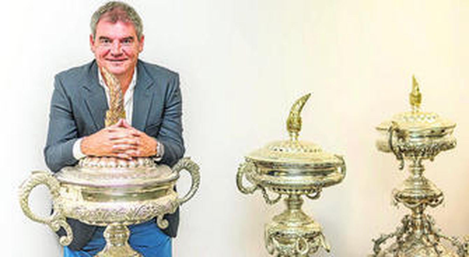 Manuel Vizcaíno posa abrazado a una de las copas del Trofeo Carranza ganadas por el Cádiz.