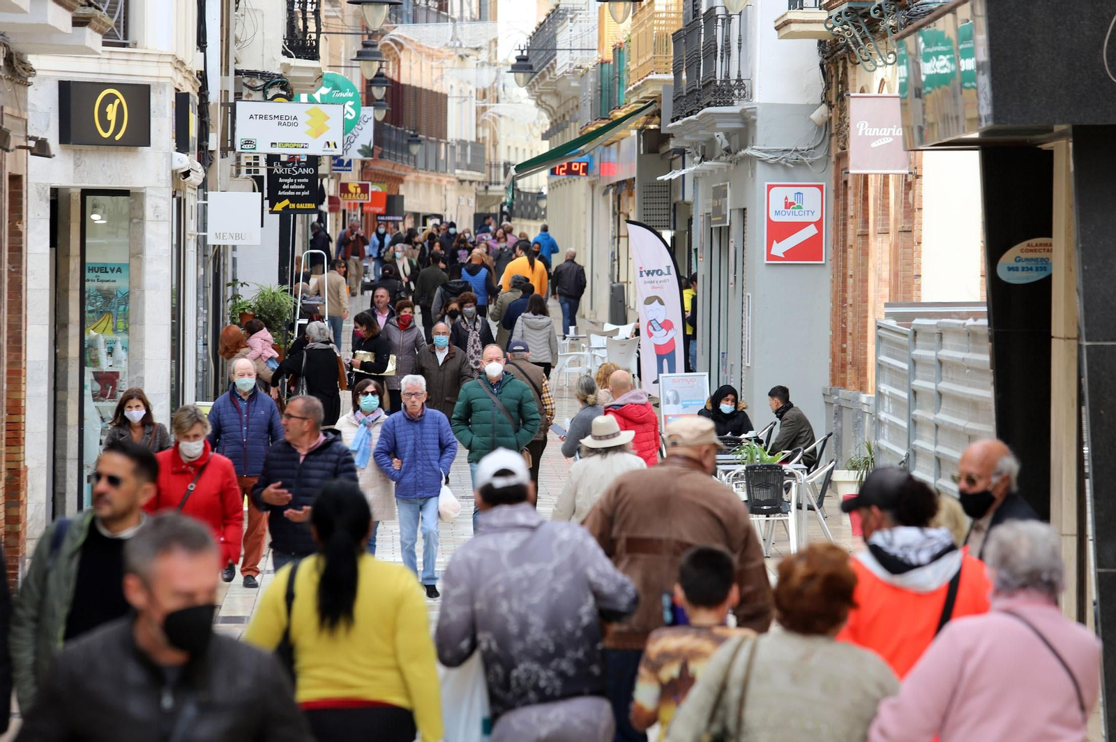 Ambiente en una calle comercial del centro de Huelva.