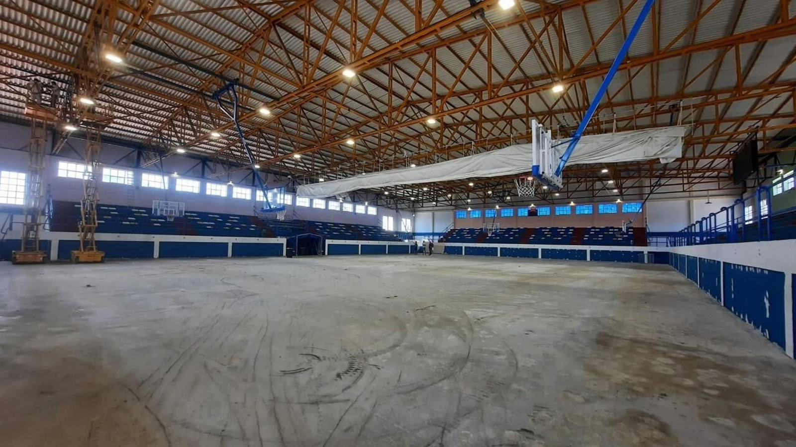 Aspecto de la pista del pabellón, sin suelo