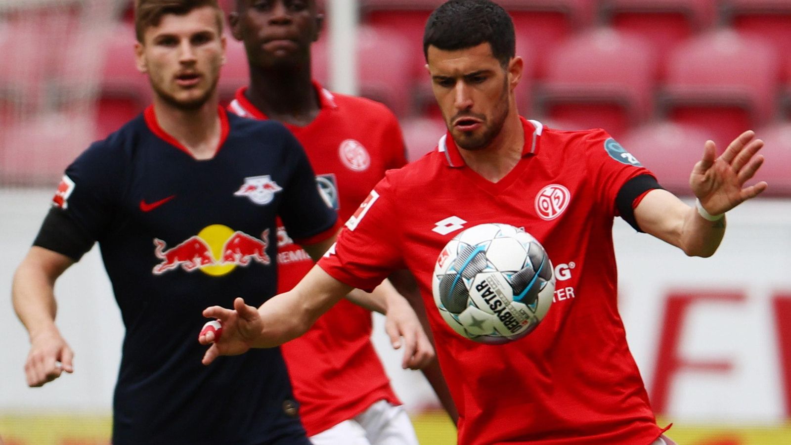 Aarón Martín controla el balón en un partido del Mainz.