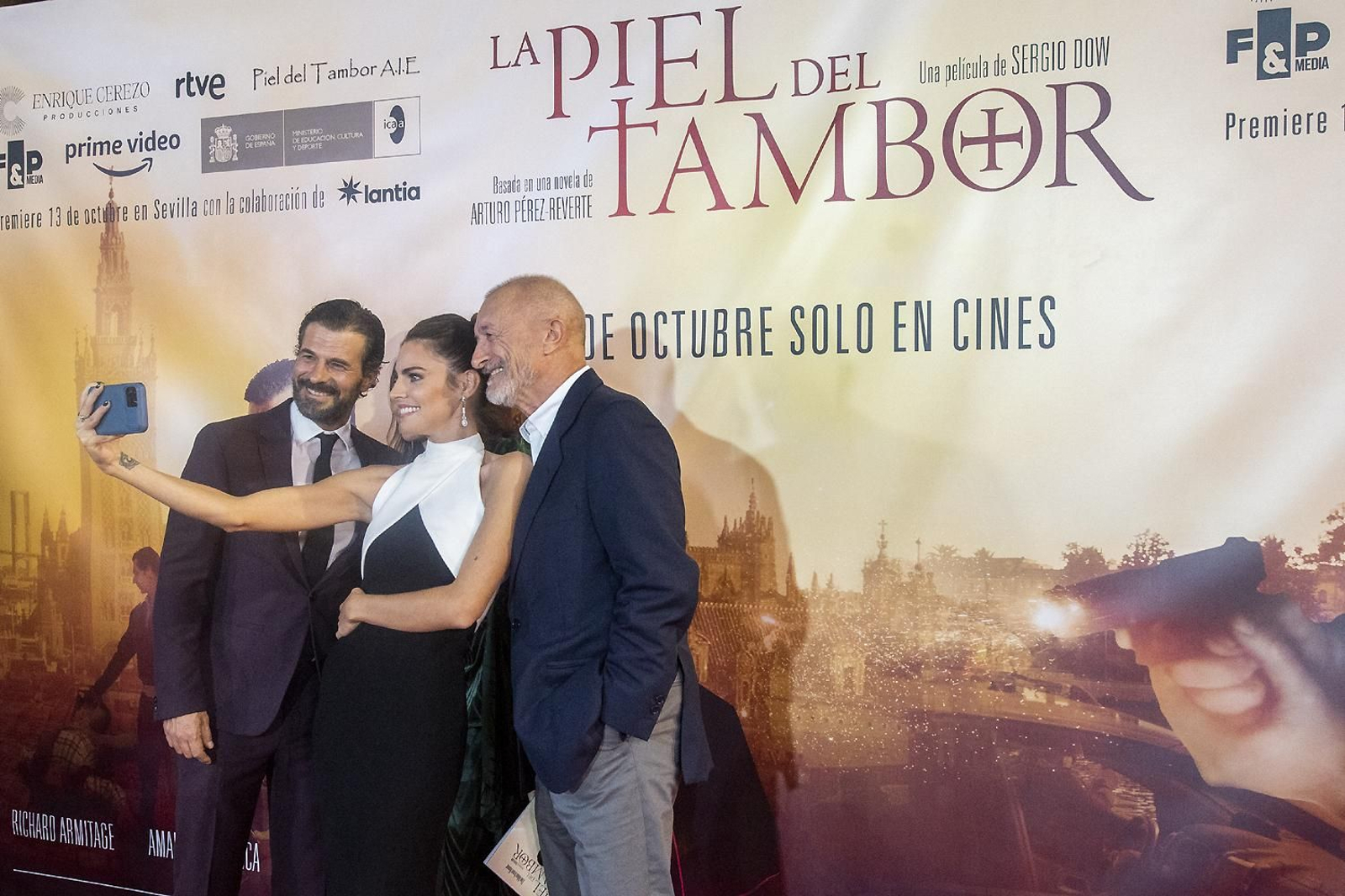 Las imágenes del preestreno de 'La piel del tambor' en Sevilla