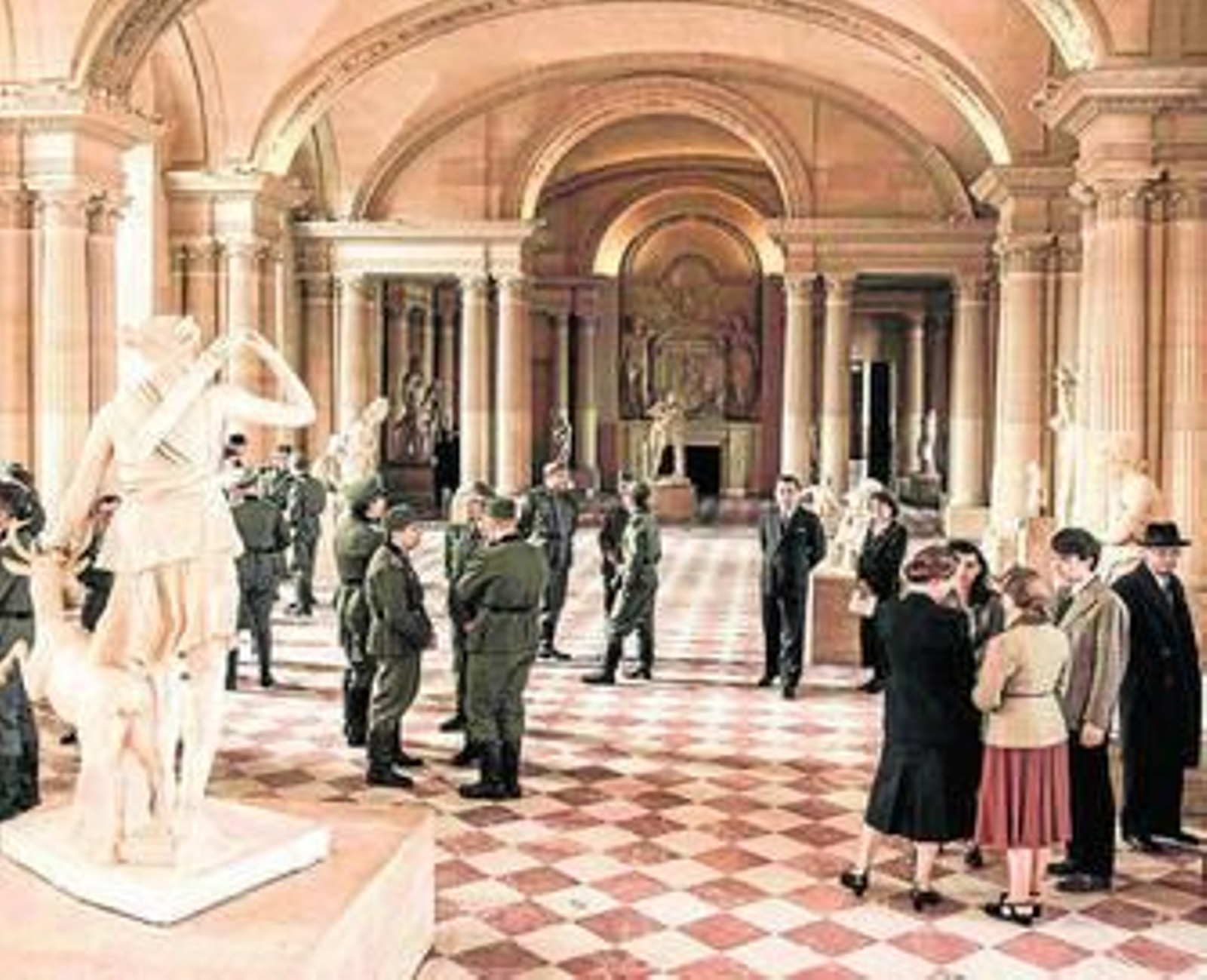 Un fotograma de la película de Sokurov ambientada en el Louvre.