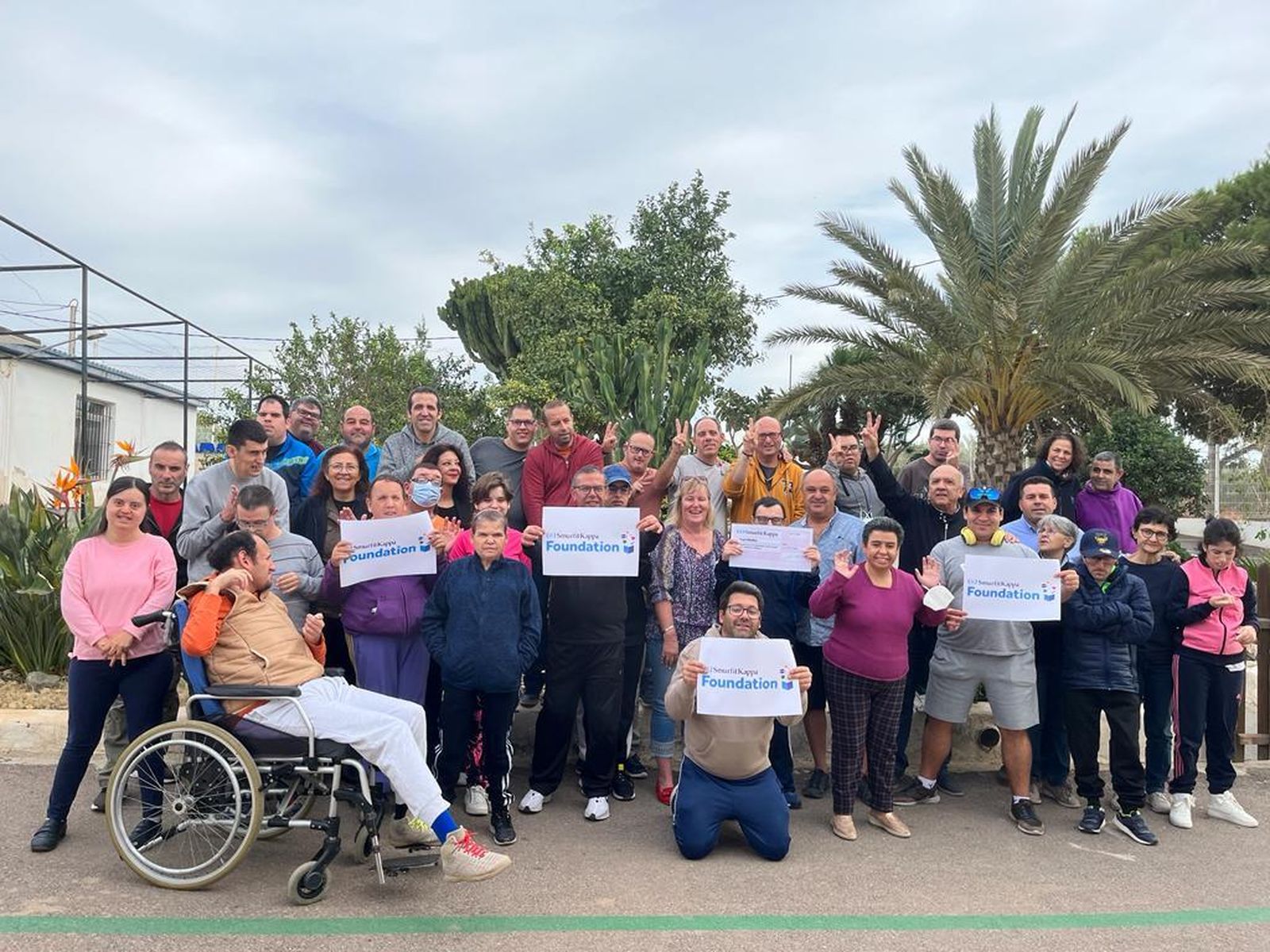 Personas usuarias de Asprodalba, tras recibir la noticia de la donación.