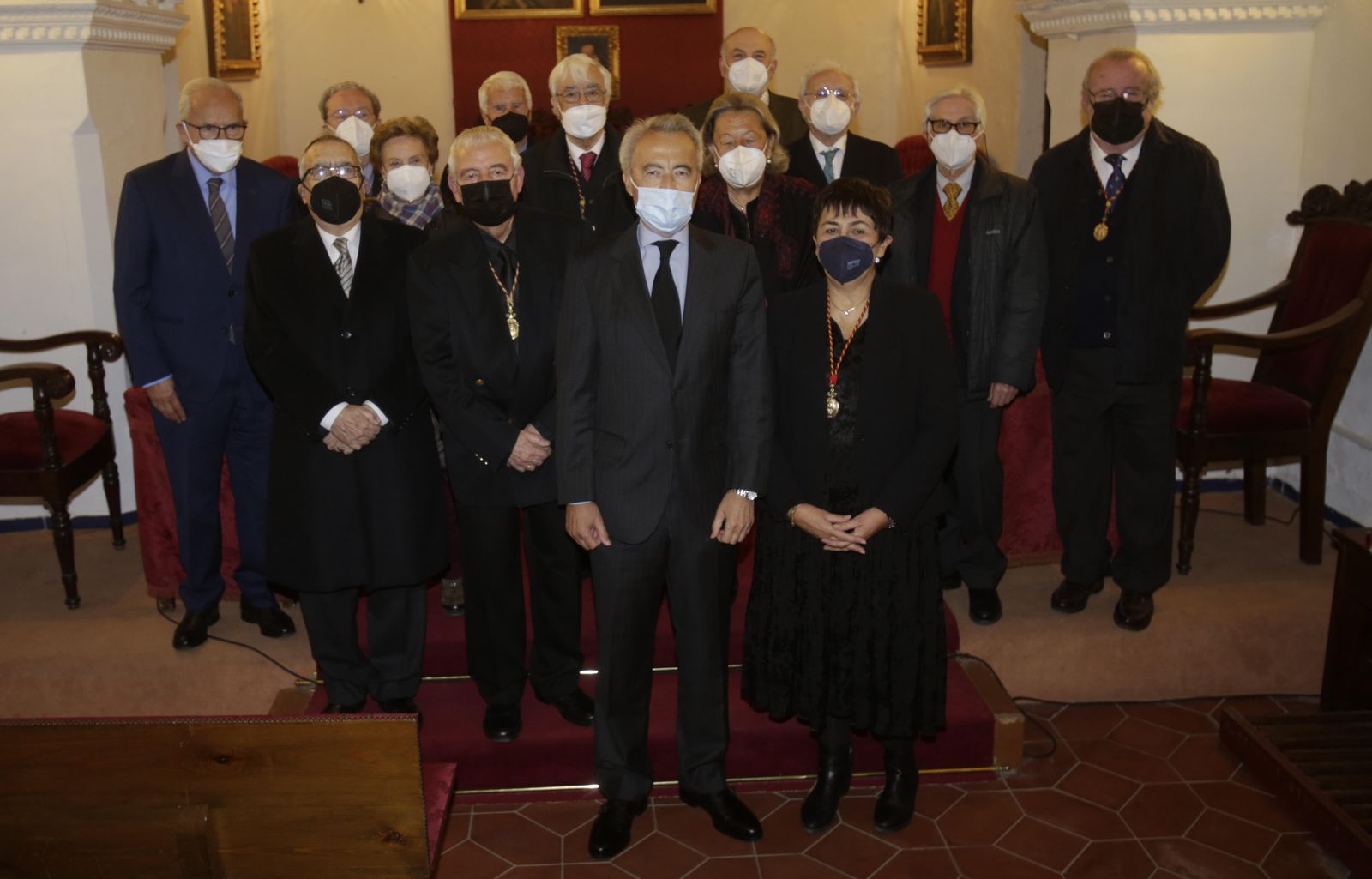 Faustino Gutiérrez-Alviz, con los académicos que votaron ‘in situ’. Entre ellos, los ex directores Rogelio Reyes, Manuel González Jimenez y Enriqueta Vila.