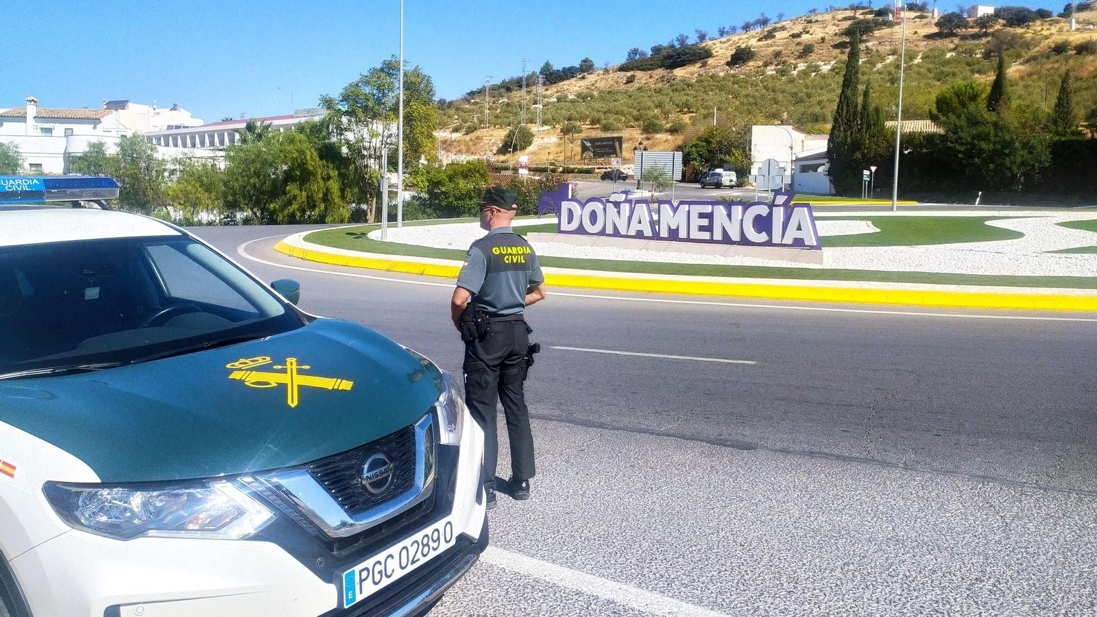 Un agente de la Guardia Civil en Doña Mencía.