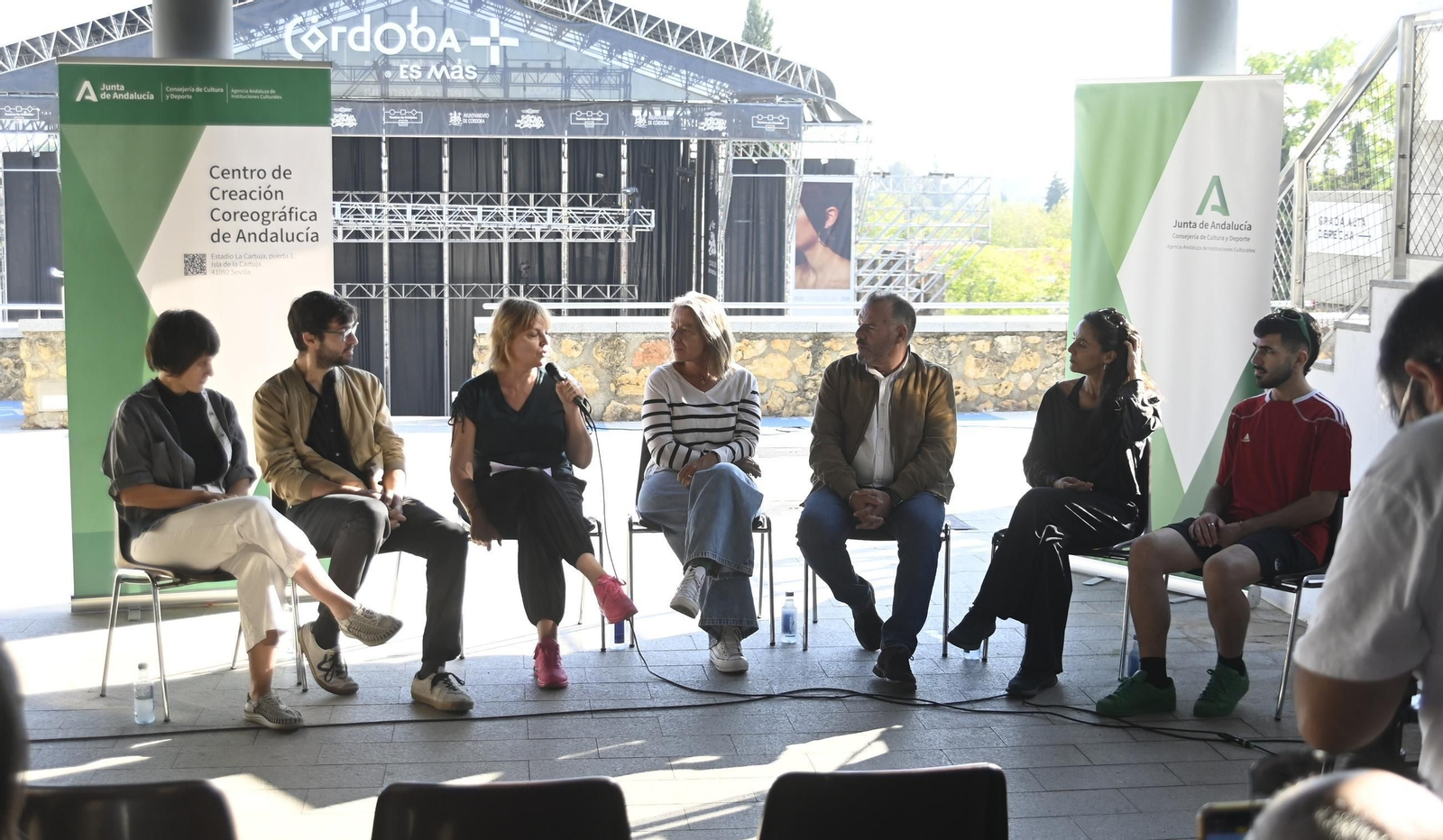 Artistas y organizadores del programa en el teatro de la Axerquía.