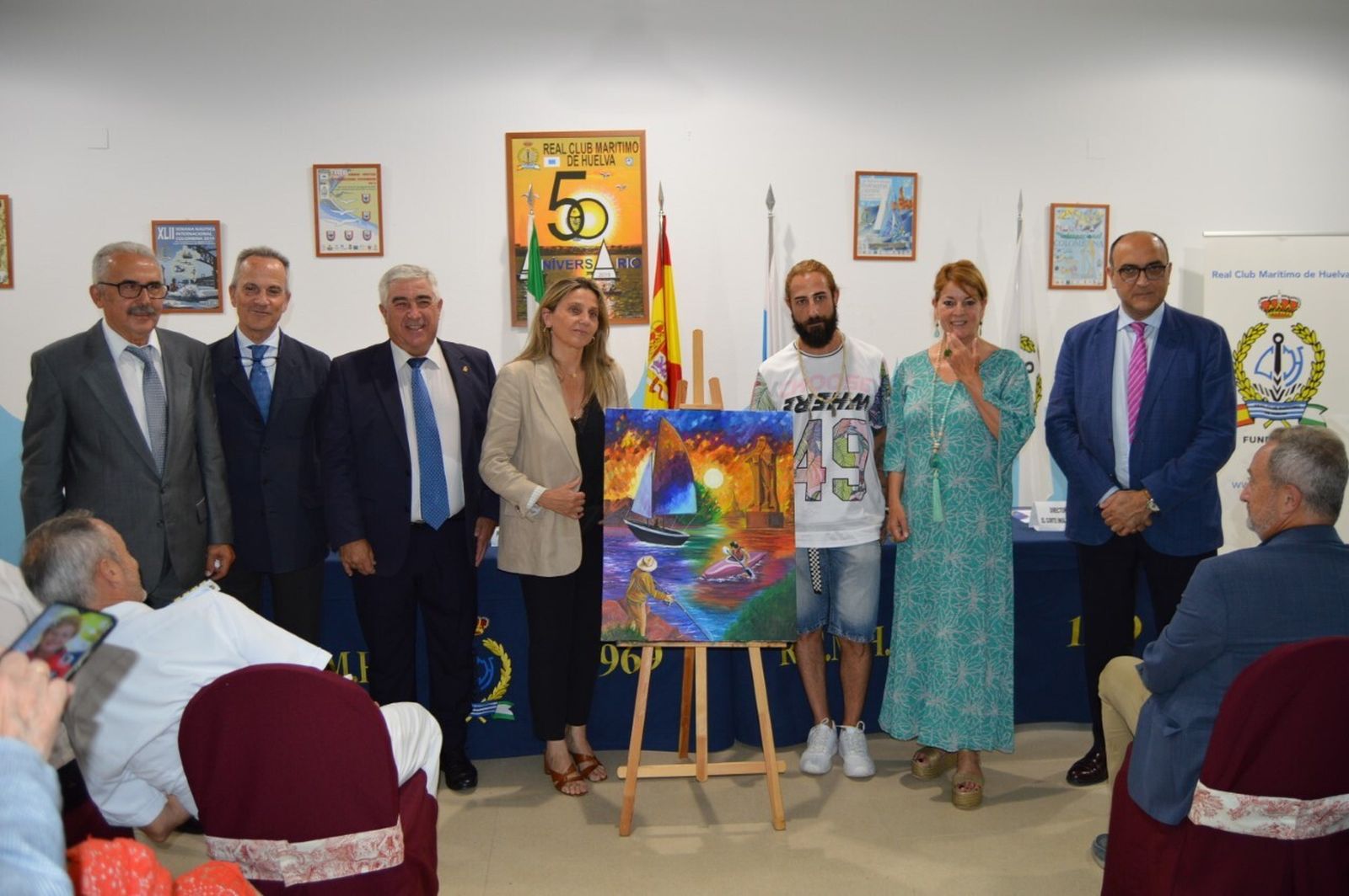 Autoridades y organizadores de la Semana Náutica, junto al cartel ganador.