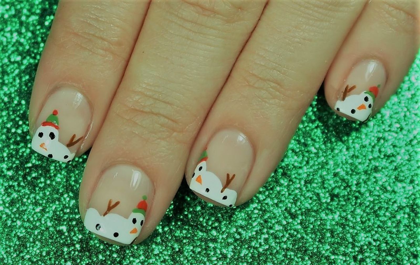 Uñas con muñecos de nieve de @nailstorming